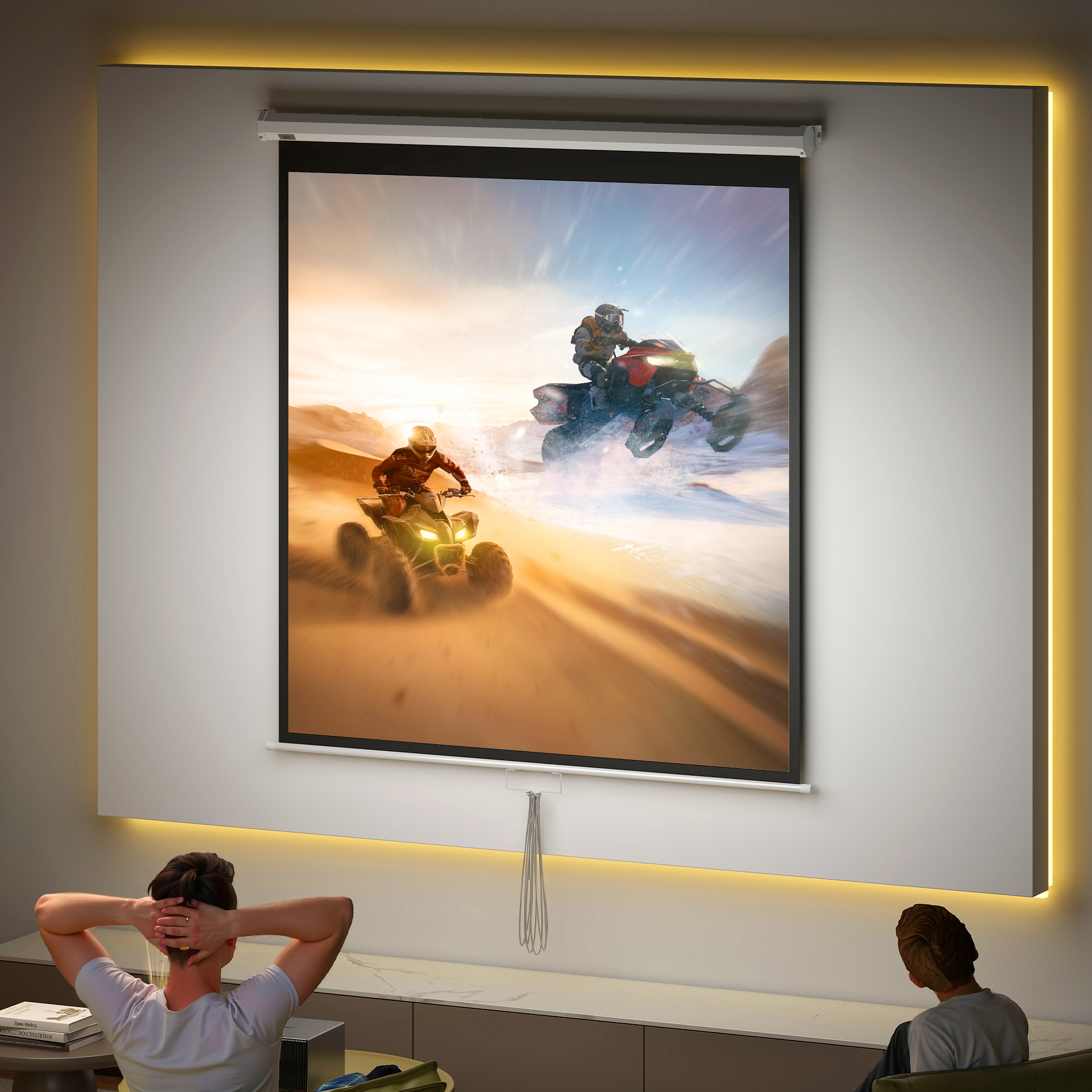 Una pantalla de proyector muestra carreras de ATV. Dos personas miran. La escena es en una sala de estar moderna con iluminación suave.