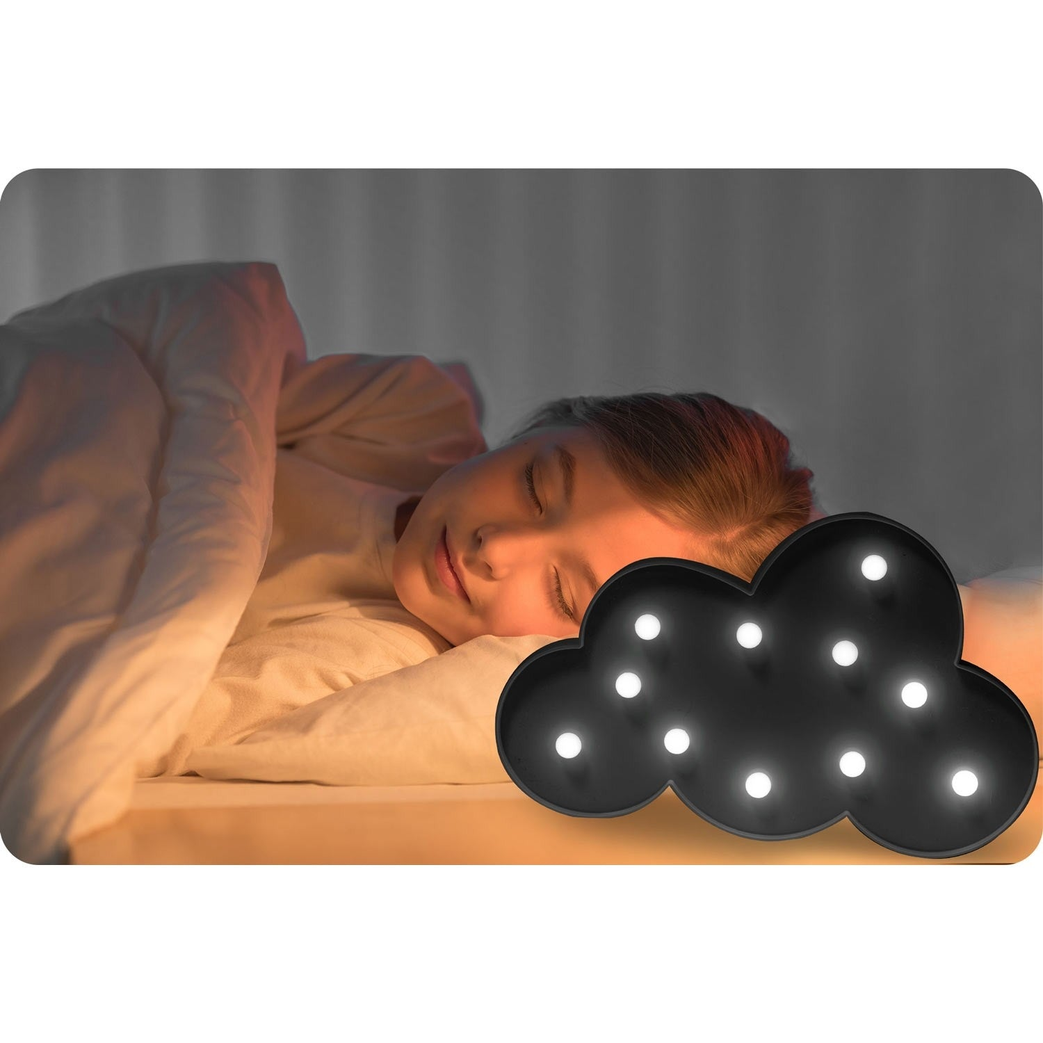Una mujer durmiendo en la cama con una lámpara en forma de nube. La lámpara brilla con pequeñas luces. La habitación está tenue.
