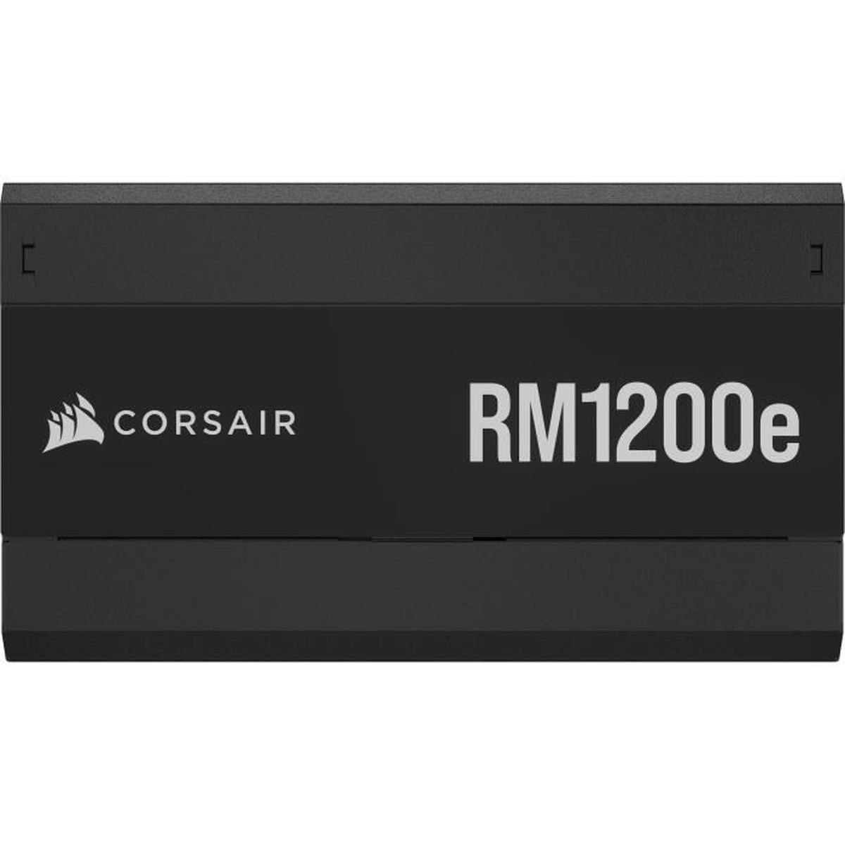 Czarny zasilacz Corsair RM1200e. Logo Corsair po lewej. Tekst RM1200e po prawej.