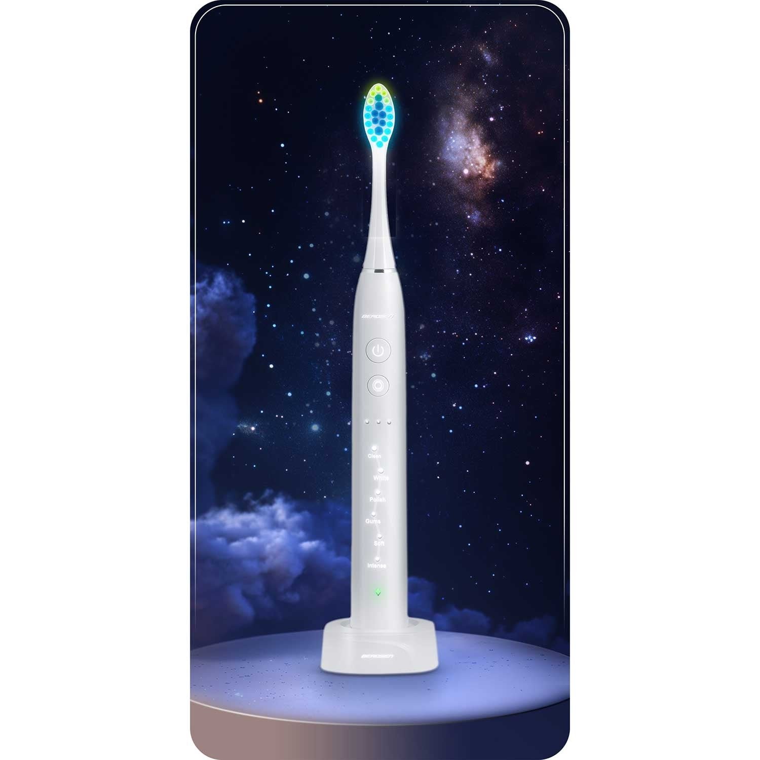 Un cepillo de dientes eléctrico blanco con un cabezal azul y verde se muestra en un soporte. El fondo es una galaxia.