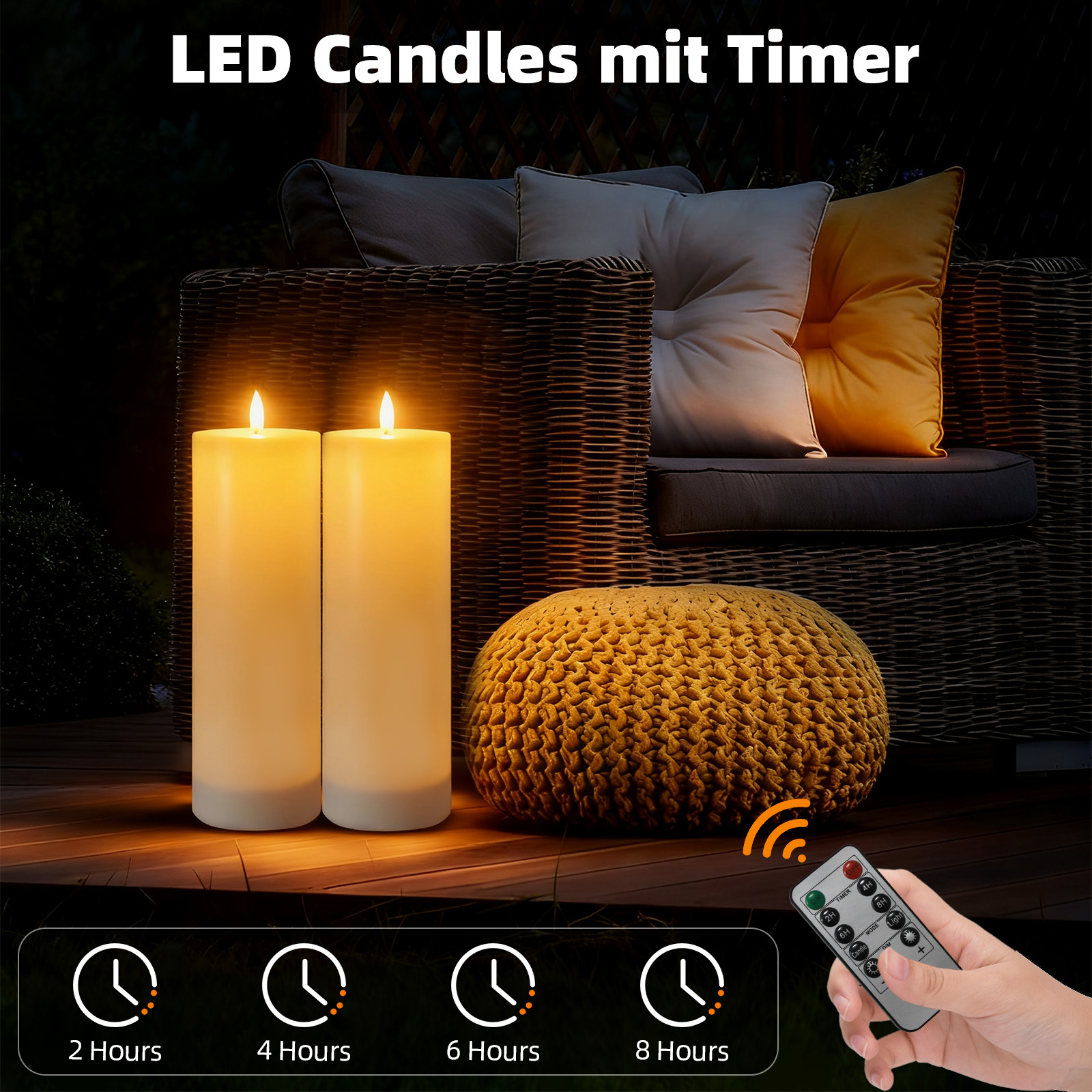 Zwei LED-Kerzen mit Timer auf einer Holzterrasse, in der Nähe von Sitzgelegenheiten und einem Pouf. Eine Fernbedienung.
