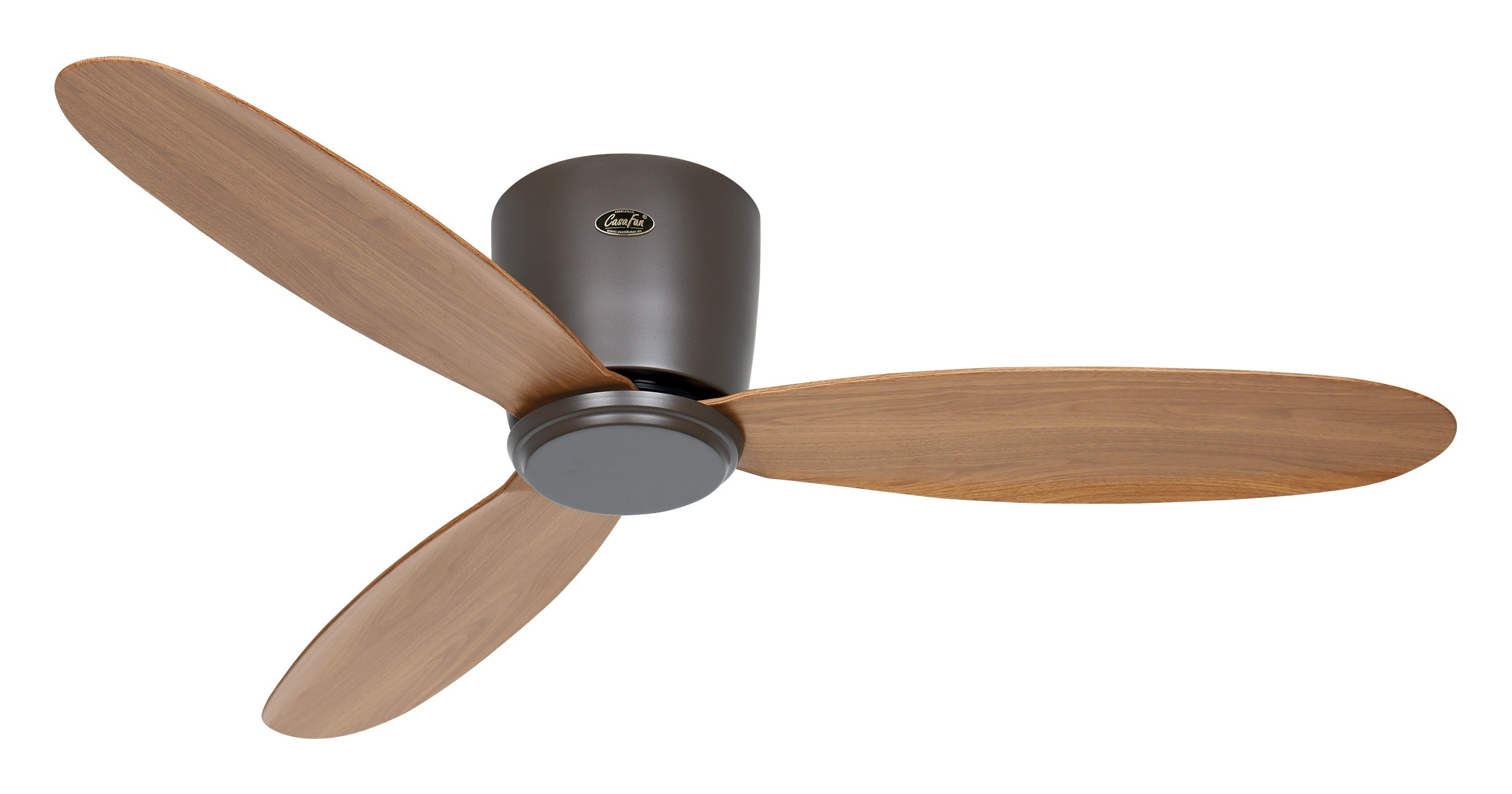 Ein Deckenventilator mit drei Holzflügeln und einem dunkelbraunen Motorgehäuse auf weißem Hintergrund.