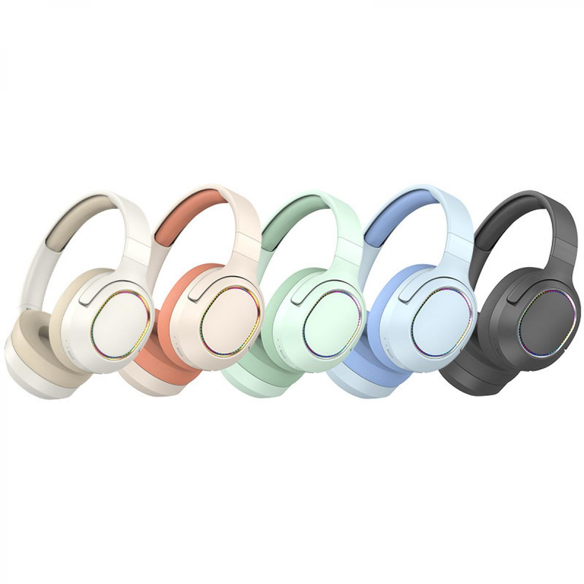 Fünf bunte Kopfhörer in einer Reihe. Farben: Beige, Koralle, Mint, Hellblau und Grau. Jeder hat ein weißes Kopfband und eine runde Ohrmuschel.