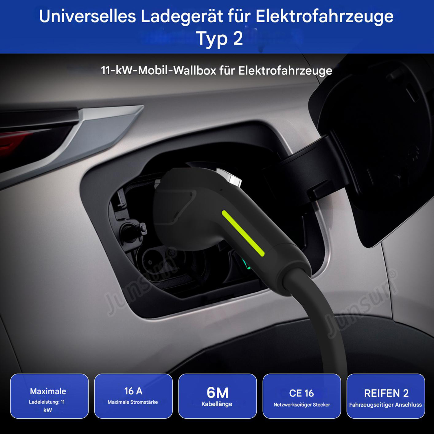Ein schwarzes Ladekabel wird in ein Elektroauto eingesteckt. Das Bild zeigt die Ladebuchse, das Kabel und die Karosserie des Autos.