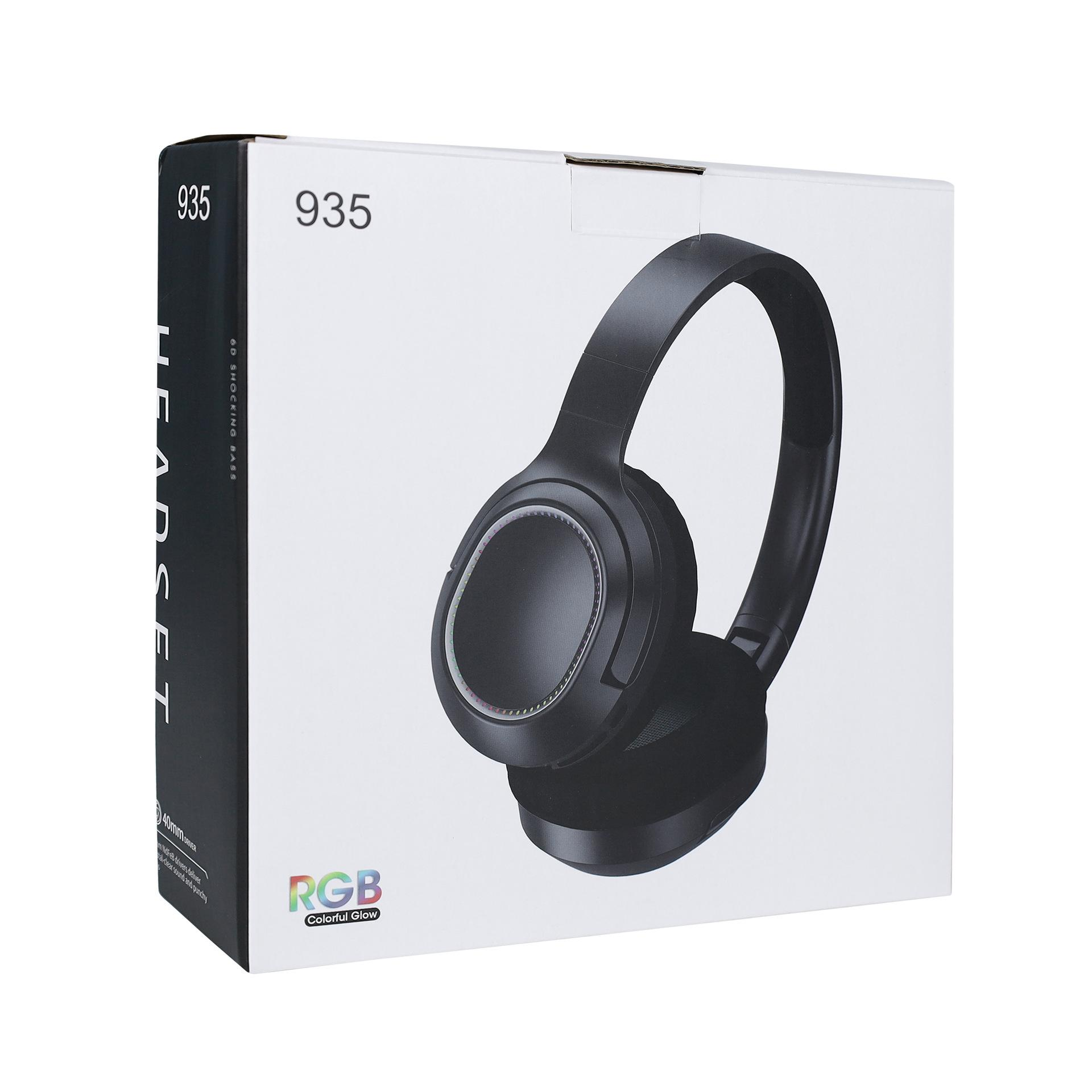 Kopfhörer auf einer weißen Schachtel. Die Schachtel hat eine schwarze Seite mit der Aufschrift 'HEADSET' und '935'. Die Kopfhörer sind schwarz.