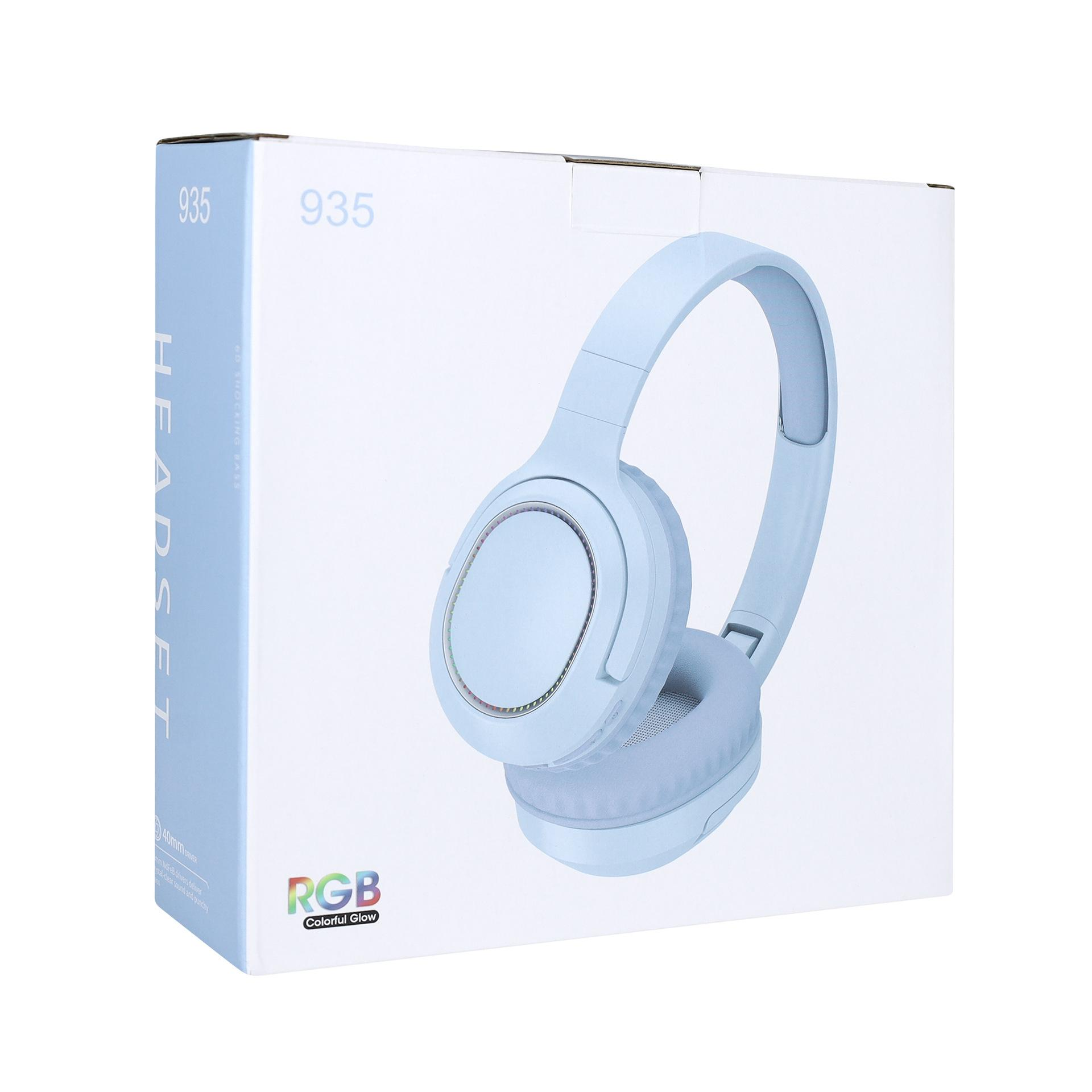 Ein hellblaues Headset wird in seiner weißen Box gezeigt. Text auf der Box: 935, HEADSET, RGB, Colorful Glow.