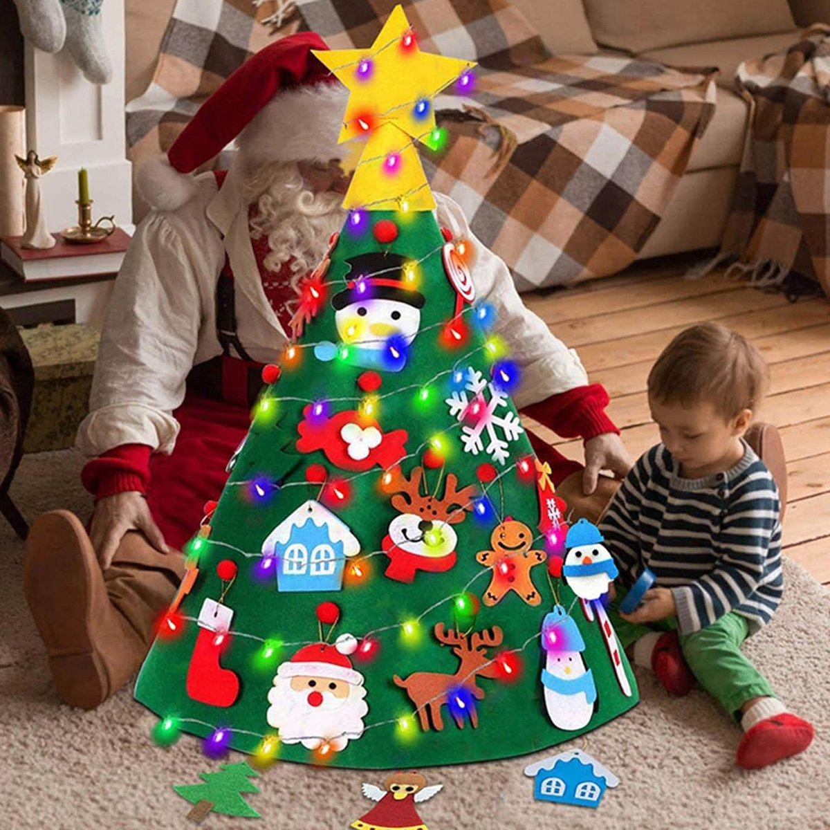 Ein Weihnachtsbaum aus Filz, geschmückt mit Ornamenten, Lichtern und einem Stern. Der Weihnachtsmann und ein Kind sitzen daneben.