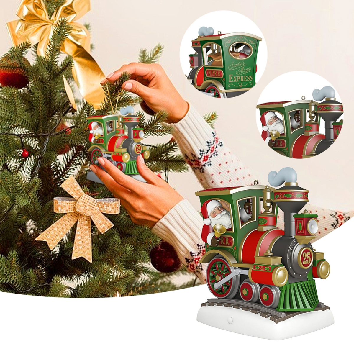 Eine Person schmückt einen Weihnachtsbaum mit einem Santa-Zug-Ornament. Das Ornament ist rot, grün und gold.