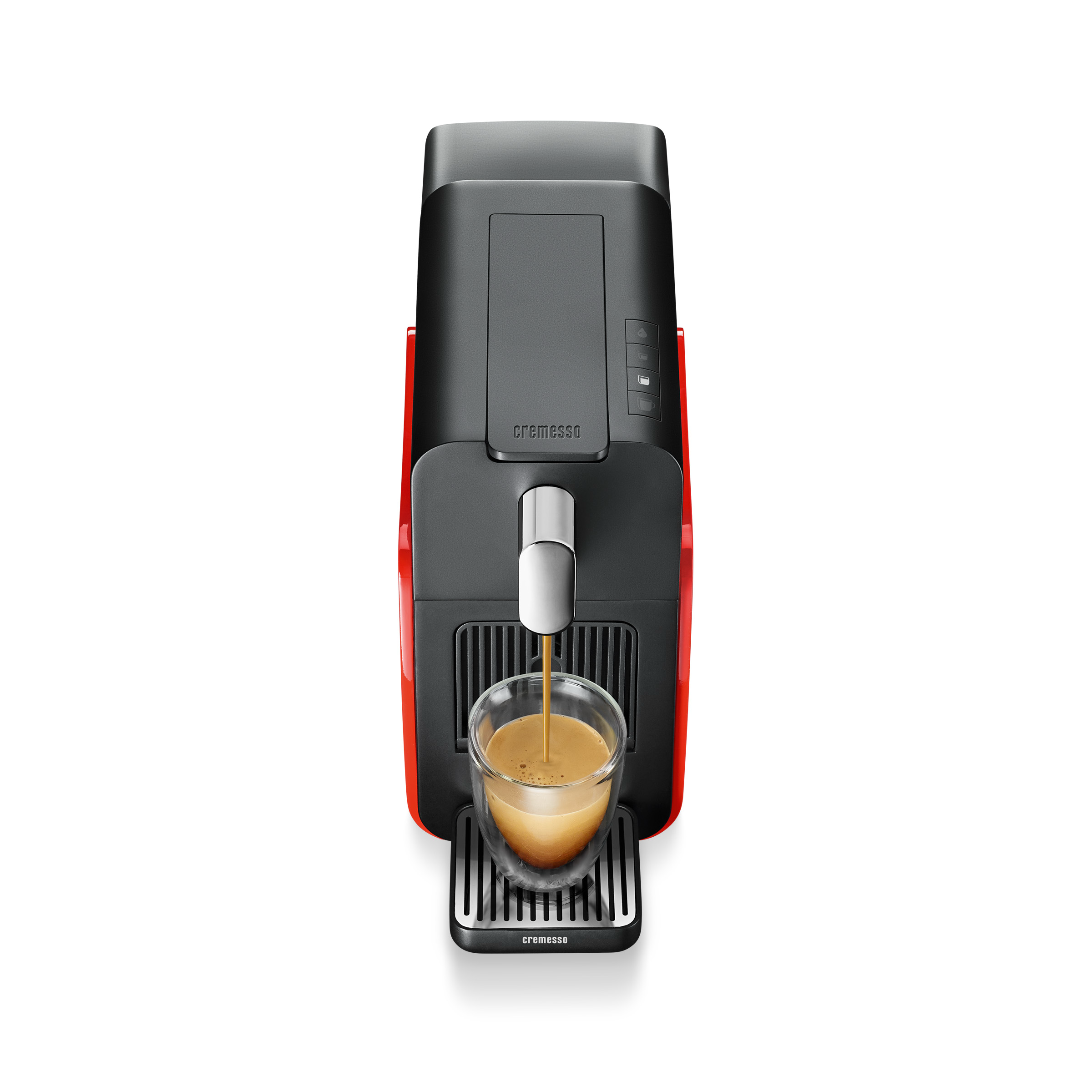 Eine Kaffeemaschine, die Kaffee in ein Glas ausgibt. Die Maschine ist schwarz und rot, vor weißem Hintergrund.