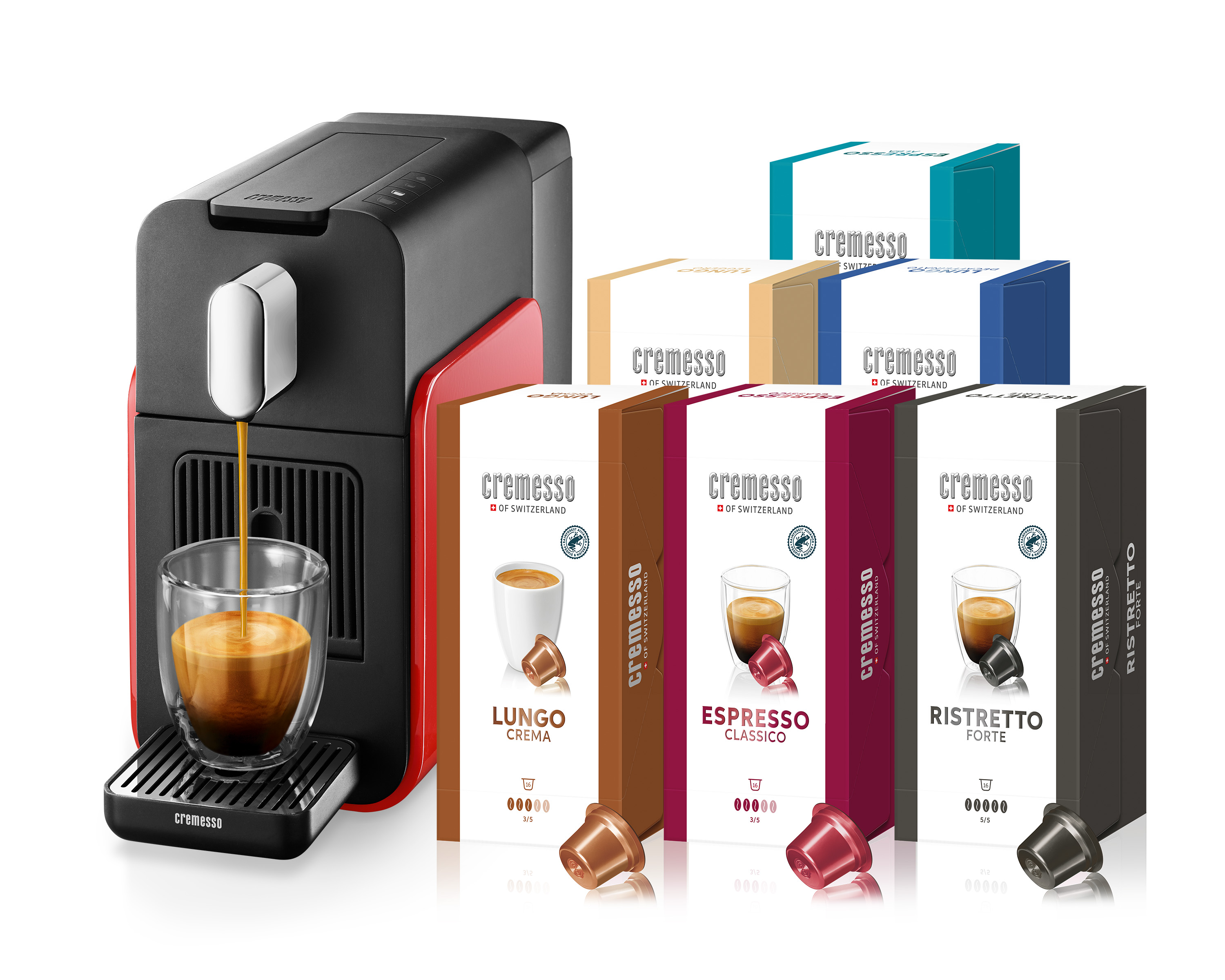 Espressomaschine mit Kaffee, der in ein Glas gegossen wird. Daneben stehen Kapselkaffeepackungen.