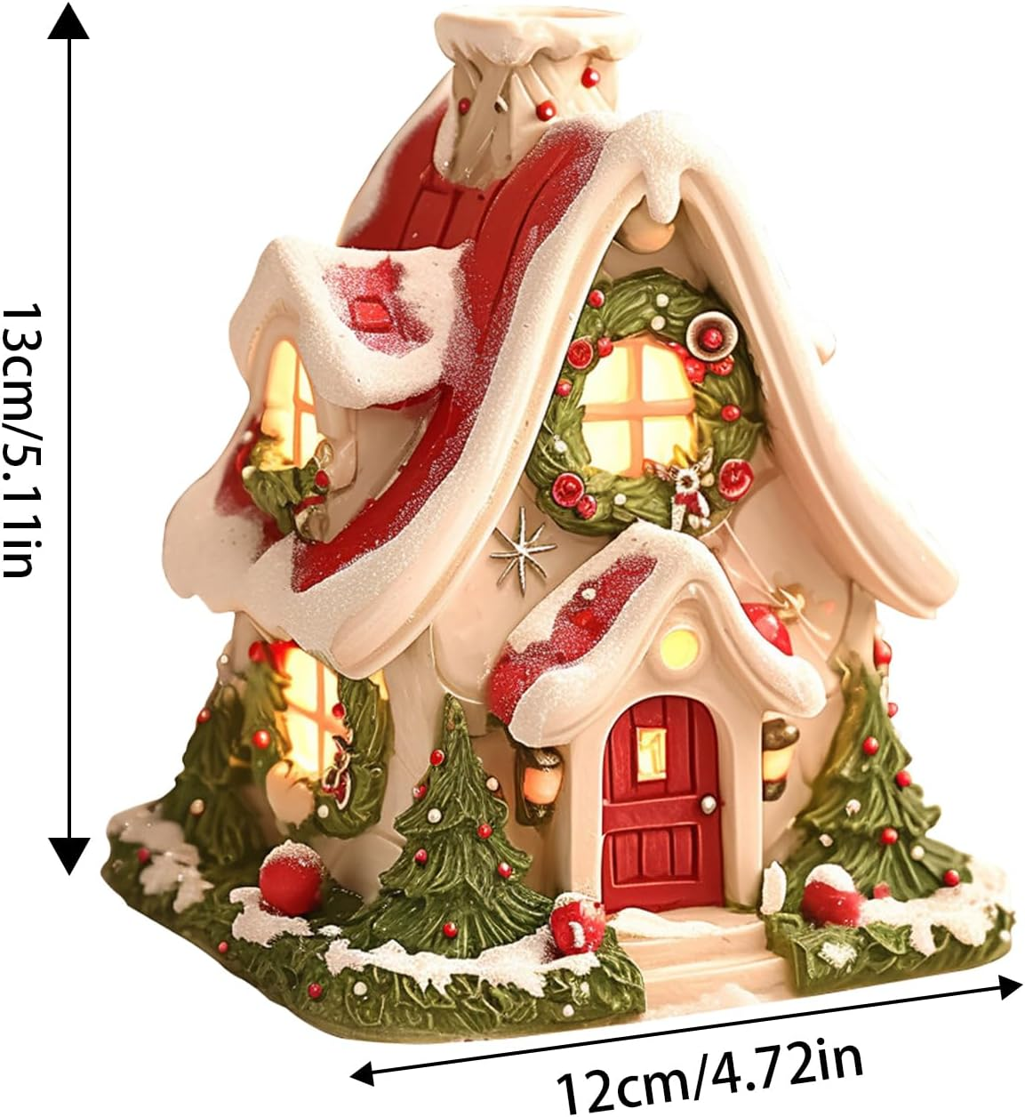 Eine dekorative Weihnachts-Hausfigur mit rotem Dach, Schnee und einem Kranz. Verfügt über eine rote Tür, Fenster und kleine Weihnachtsbäume.