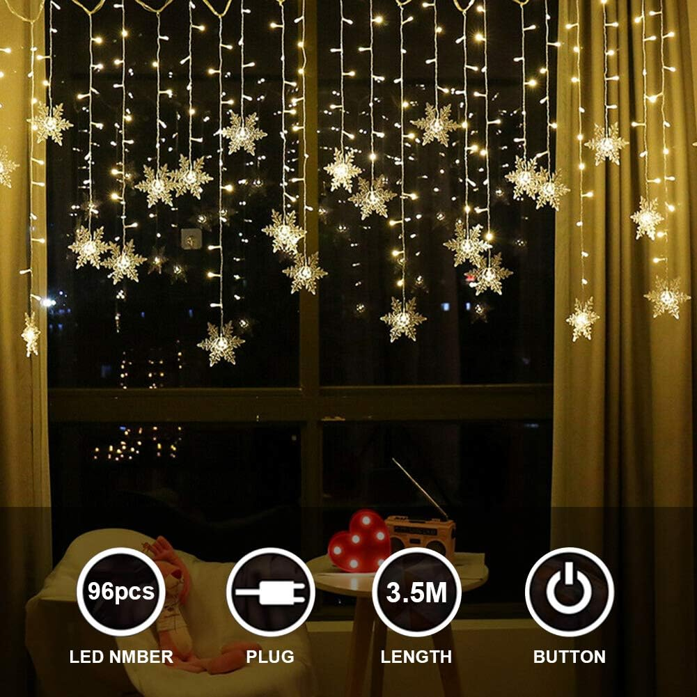 Lichterketten mit Schneeflockenornamenten. Symbole zeigen LED-Anzahl, Stecker, Länge und Knopf. Der Hintergrund ist dunkel mit einem Fenster.