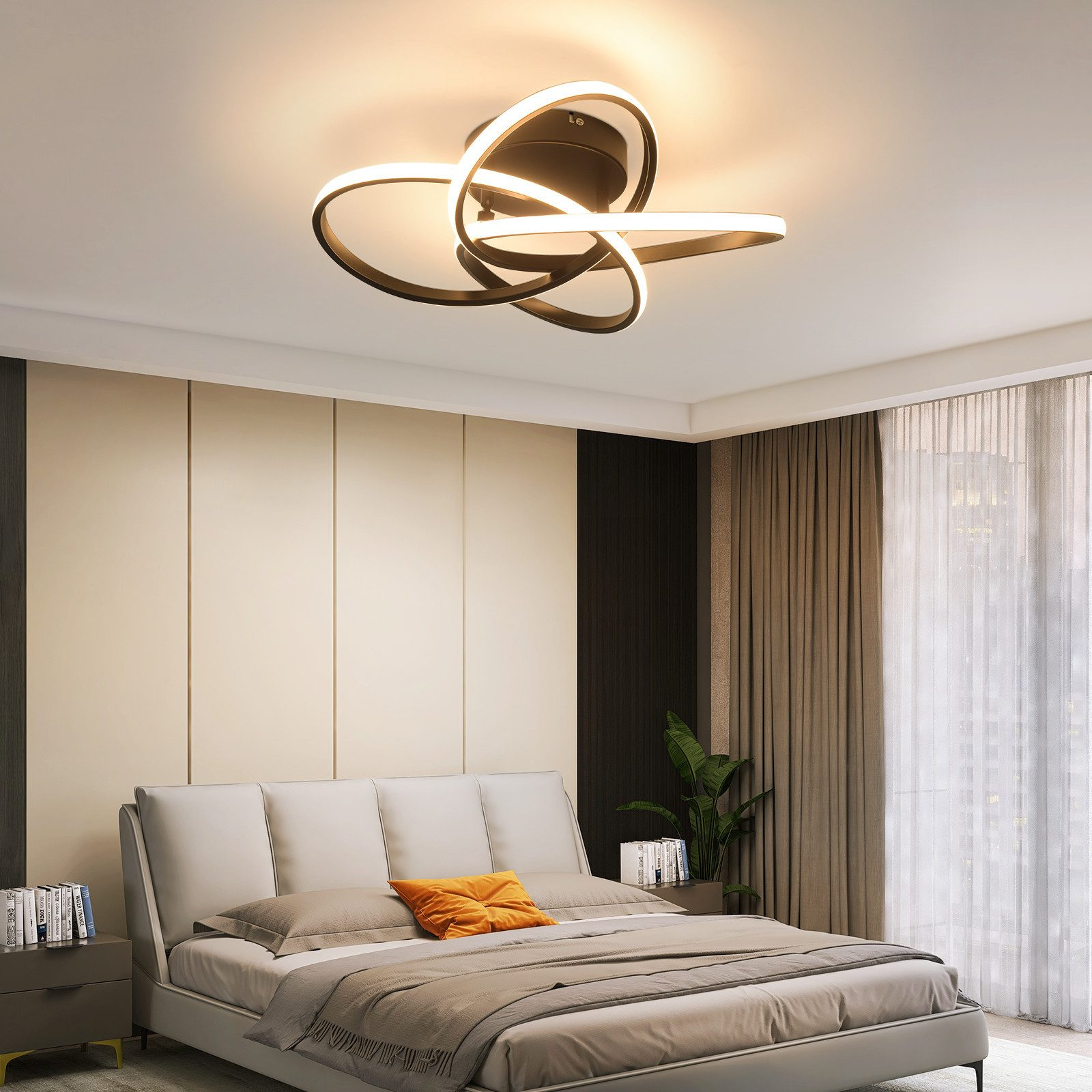 Scena della camera da letto con un lampadario. Un letto con cuscino arancione. Tende e una pianta sullo sfondo.