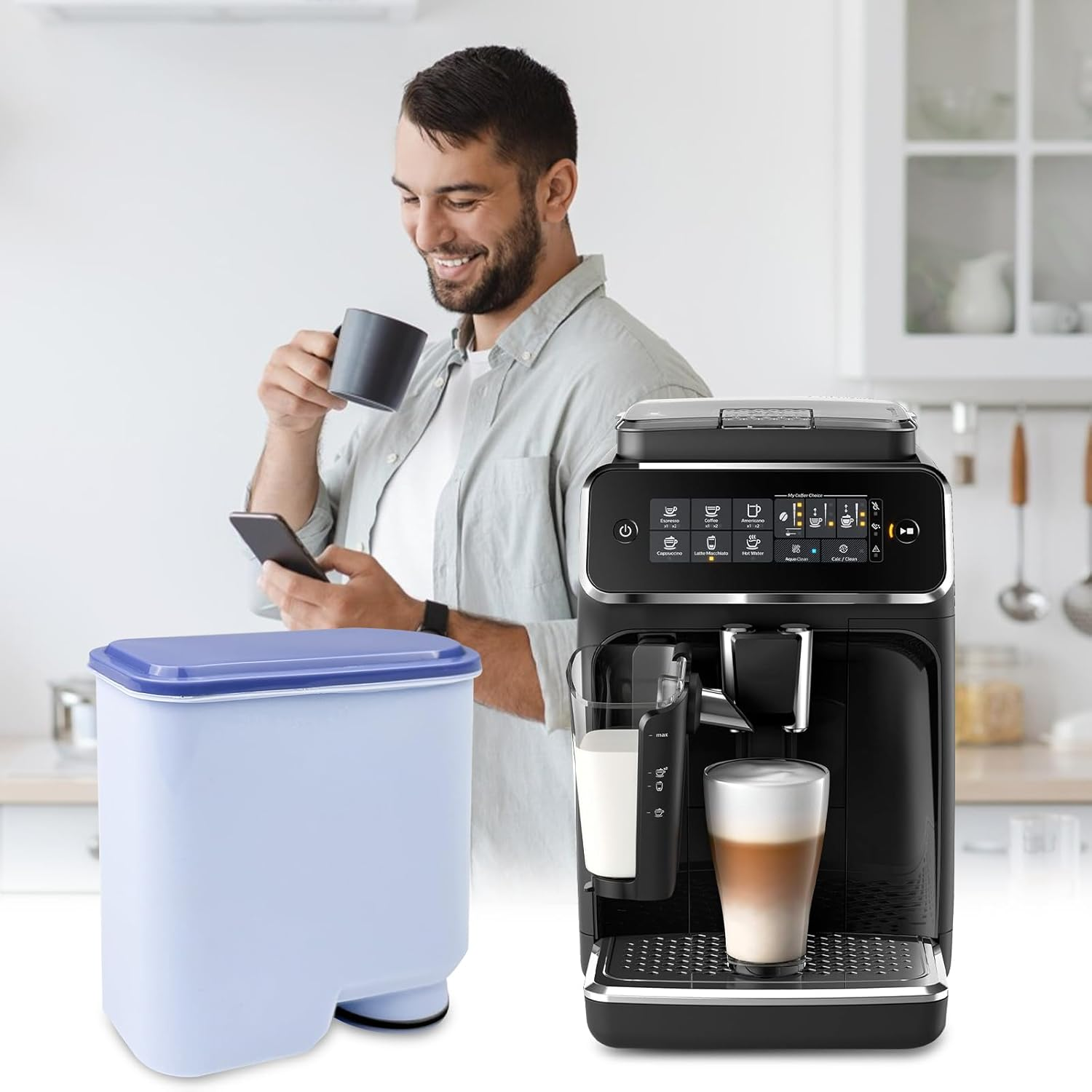 Ein Mann lächelt, während er ein Telefon und eine Tasse hält. Eine Kaffeemaschine und ein Behälter sind im Vordergrund.