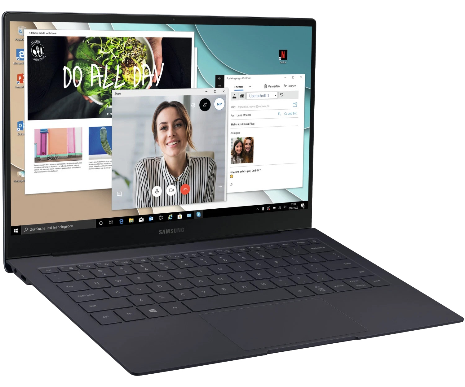 Ein Laptop zeigt einen Videoanruf, eine E-Mail und eine Webseite an. Der Laptop ist auf einem Schreibtisch geöffnet.