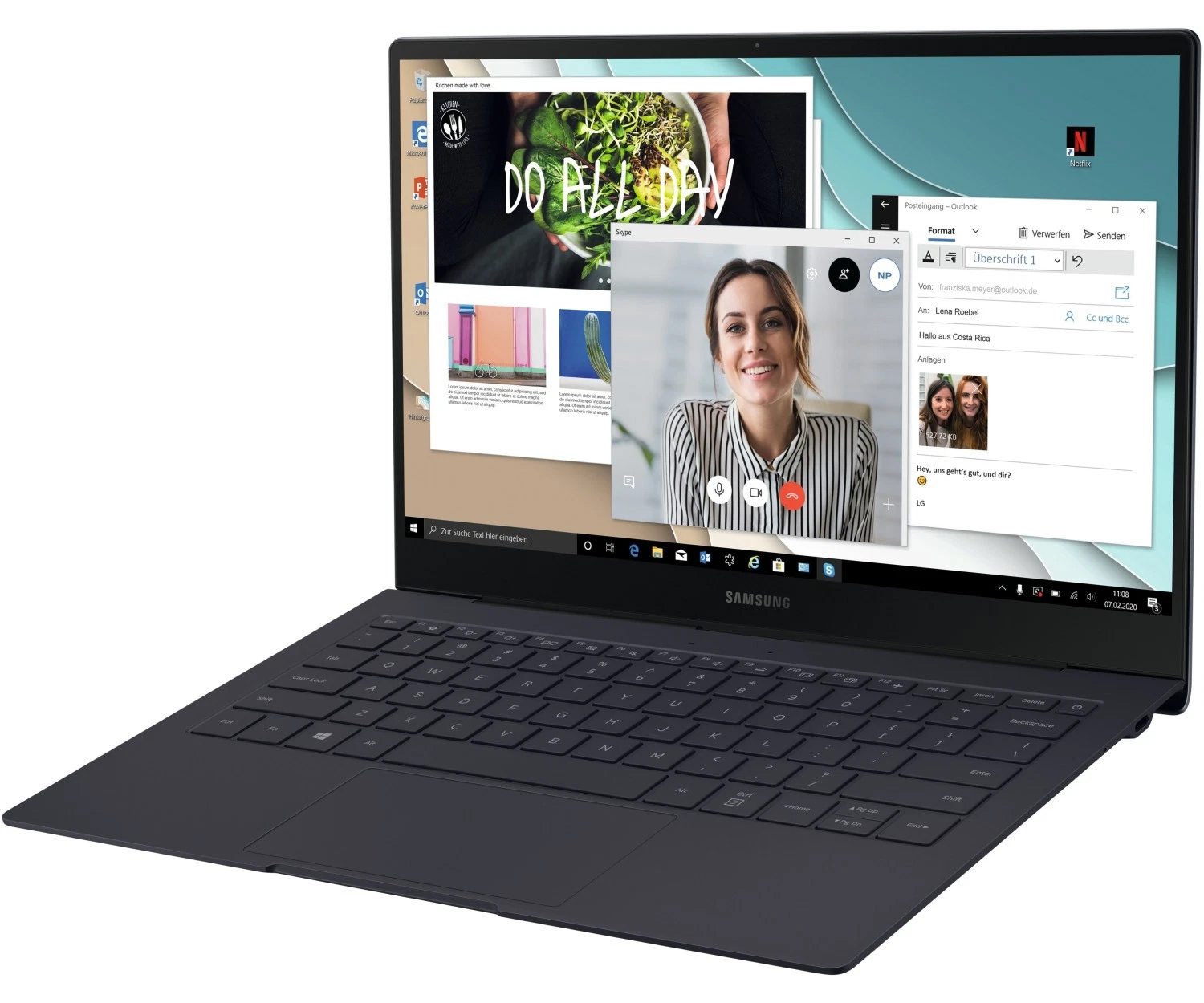 Laptop mit geöffneten Fenstern, darunter ein Videoanruf und Outlook. Eine Person lächelt auf dem Bildschirm.