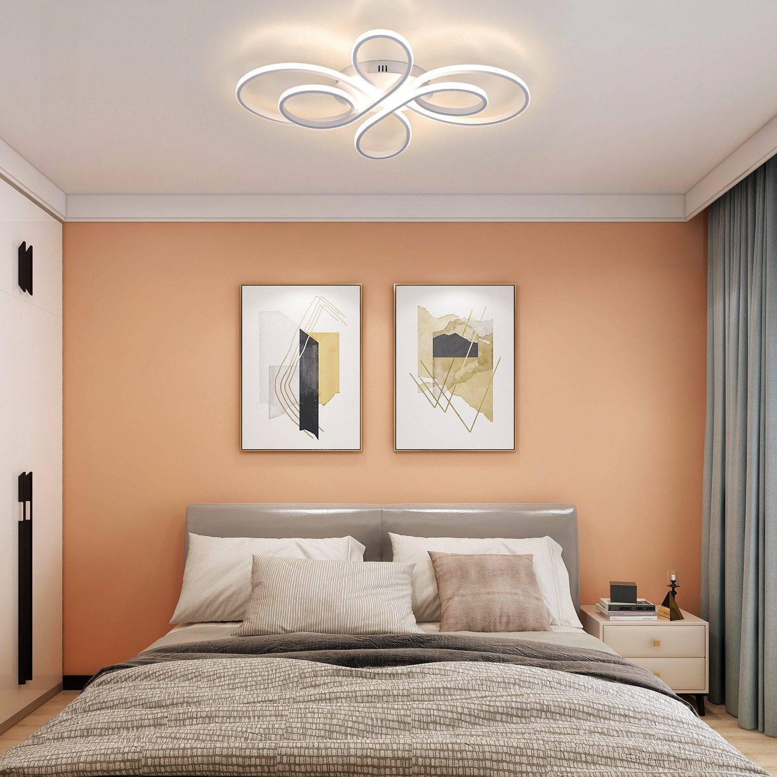 Scena della camera da letto con letto, arte, plafoniera. Parete color pesca, testiera grigia, comodino bianco, biancheria da letto grigia e bianca.