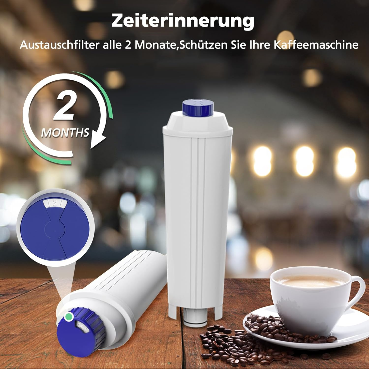 Das Bild zeigt Kaffeemaschinenfilter, Kaffeebohnen und eine Tasse Kaffee auf einem Holztisch. Der Text empfiehlt Filterwechsel alle 2 Monate.