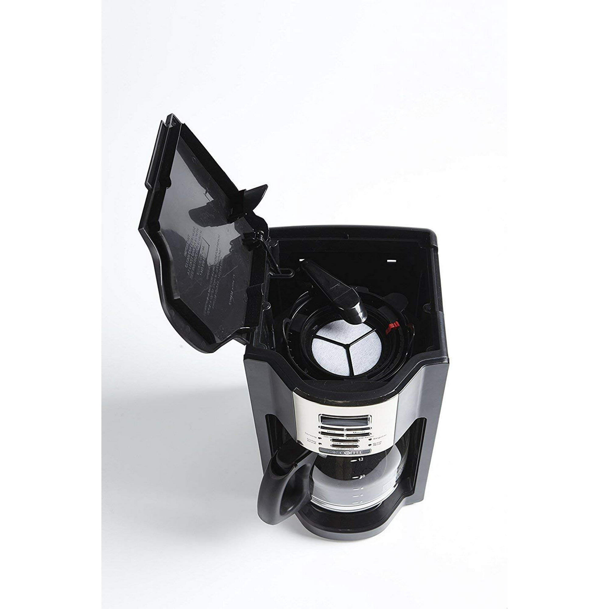 Eine schwarze Kaffeemaschine mit offenem Deckel. Ein Filter ist sichtbar. Die Basis zeigt den Wasserstand.