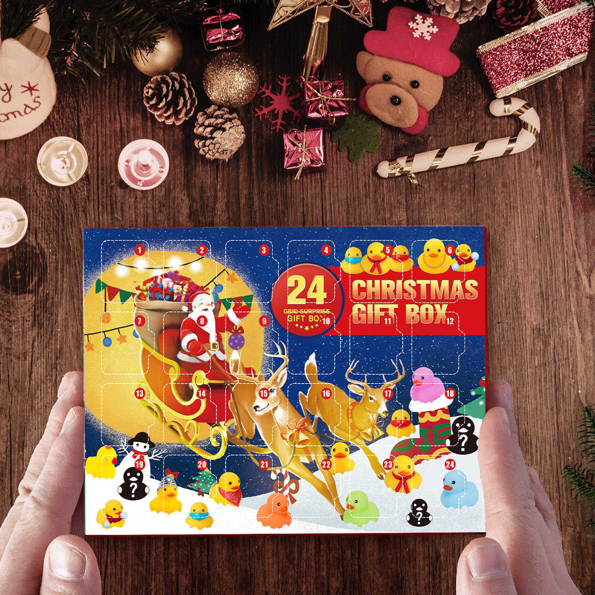 Ein Weihnachtskalender mit Santa und Rentieren auf einem Holztisch mit Dekorationen. Hände halten den Kalender.