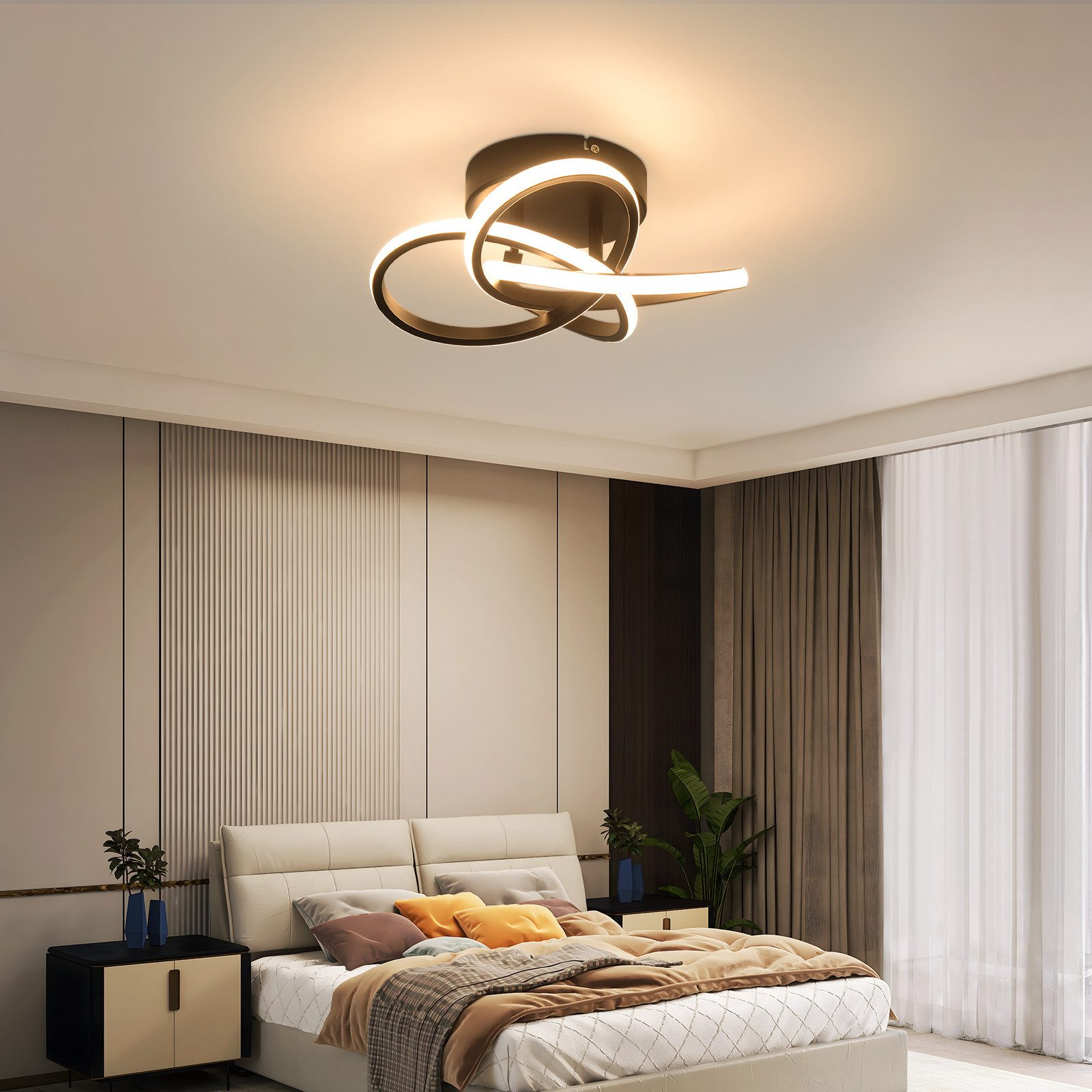 Camera da letto con lampada da soffitto moderna, letto e pannelli decorativi a parete. Le tende incorniciano la finestra.