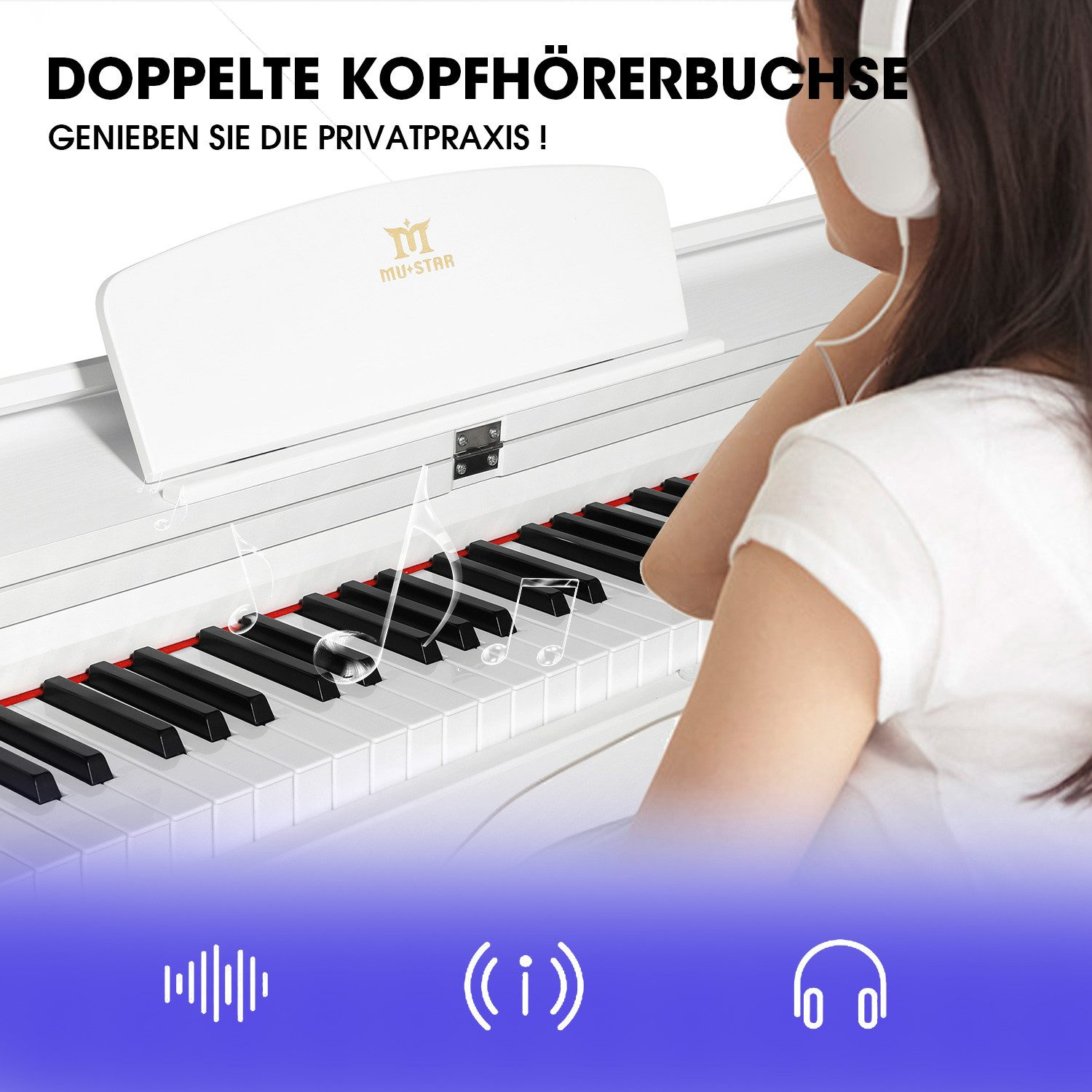 Eine Person mit Kopfhörern spielt ein weißes Klavier. Noten schweben über den Tasten. Auf dem Klavier steht 'MU+STAR'.