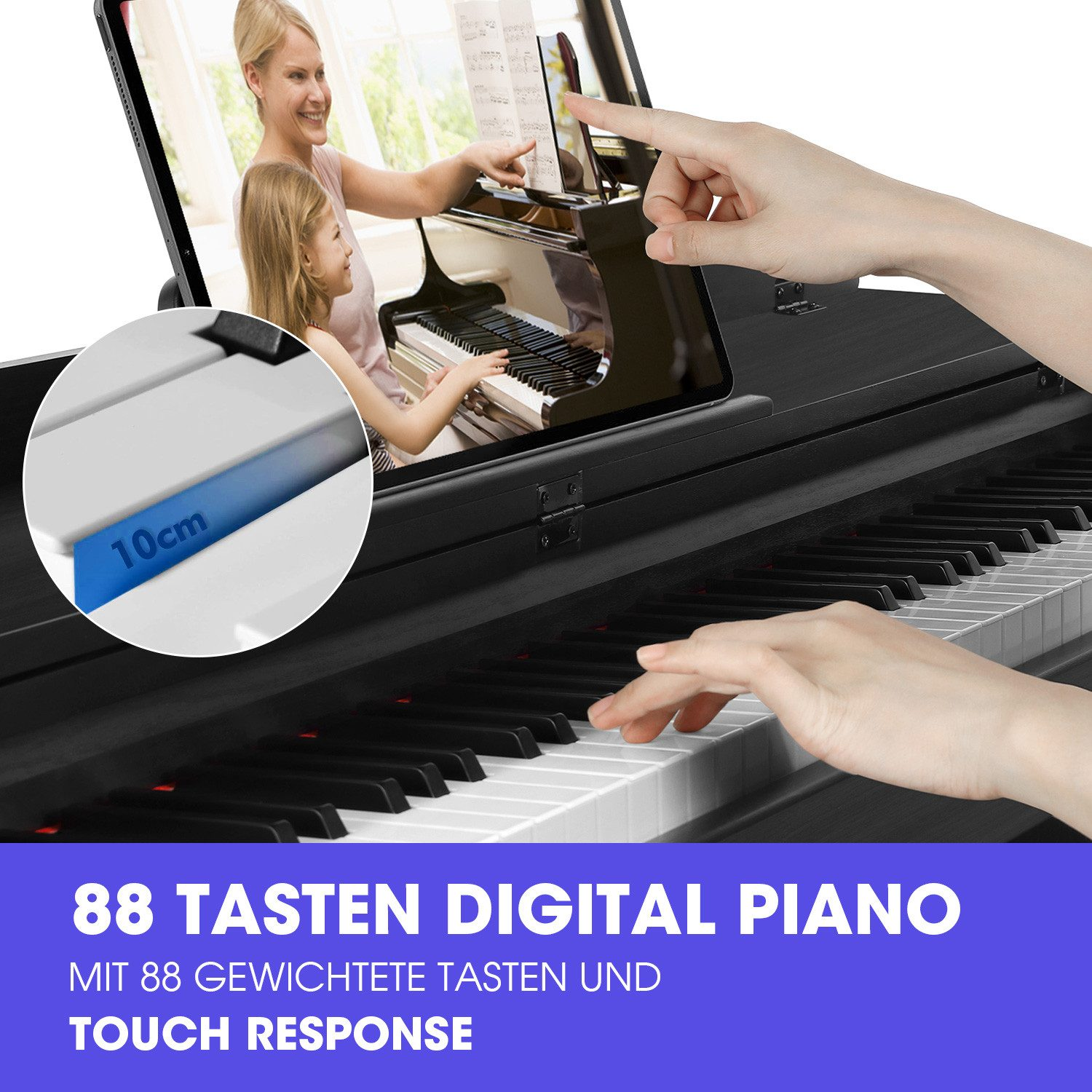 Ein Digitalpiano mit 88 Tasten. Ein Tablet zeigt eine Frau und ein Mädchen beim Klavierspielen. Hände spielen Klavier.