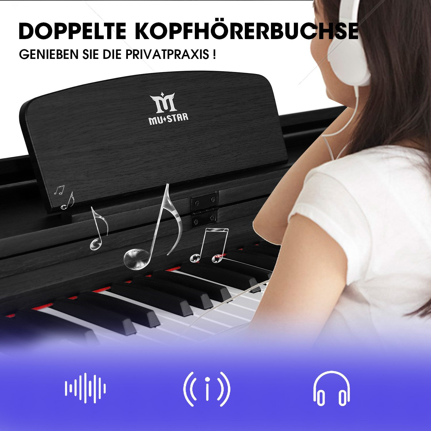 Eine Frau mit Kopfhörern spielt Klavier mit Noten. Das Klavier ist schwarz, die Tasten sind weiß mit roten Akzenten.