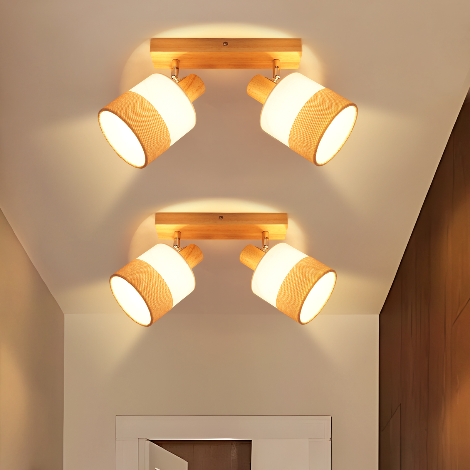 Quattro faretti a soffitto con inserti in legno. Hanno un paralume bianco e marrone. La luce brilla verso il basso.
