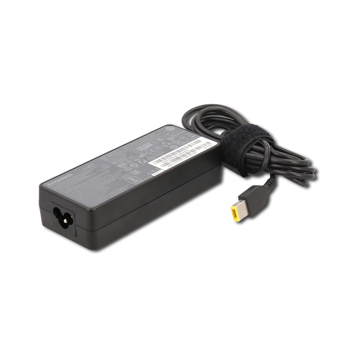 Ein Lenovo-Laptop-Netzteil auf weißem Hintergrund. Es ist schwarz mit einem schwarzen Kabel. Der Stecker hat einen gelben Teil.