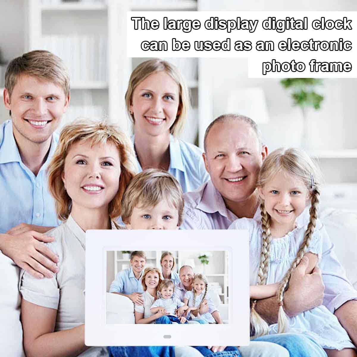 Siebenköpfige Familie lächelt und hält einen Bilderrahmen mit einem Familienfoto. Der Rahmen ist eine Digitaluhr.