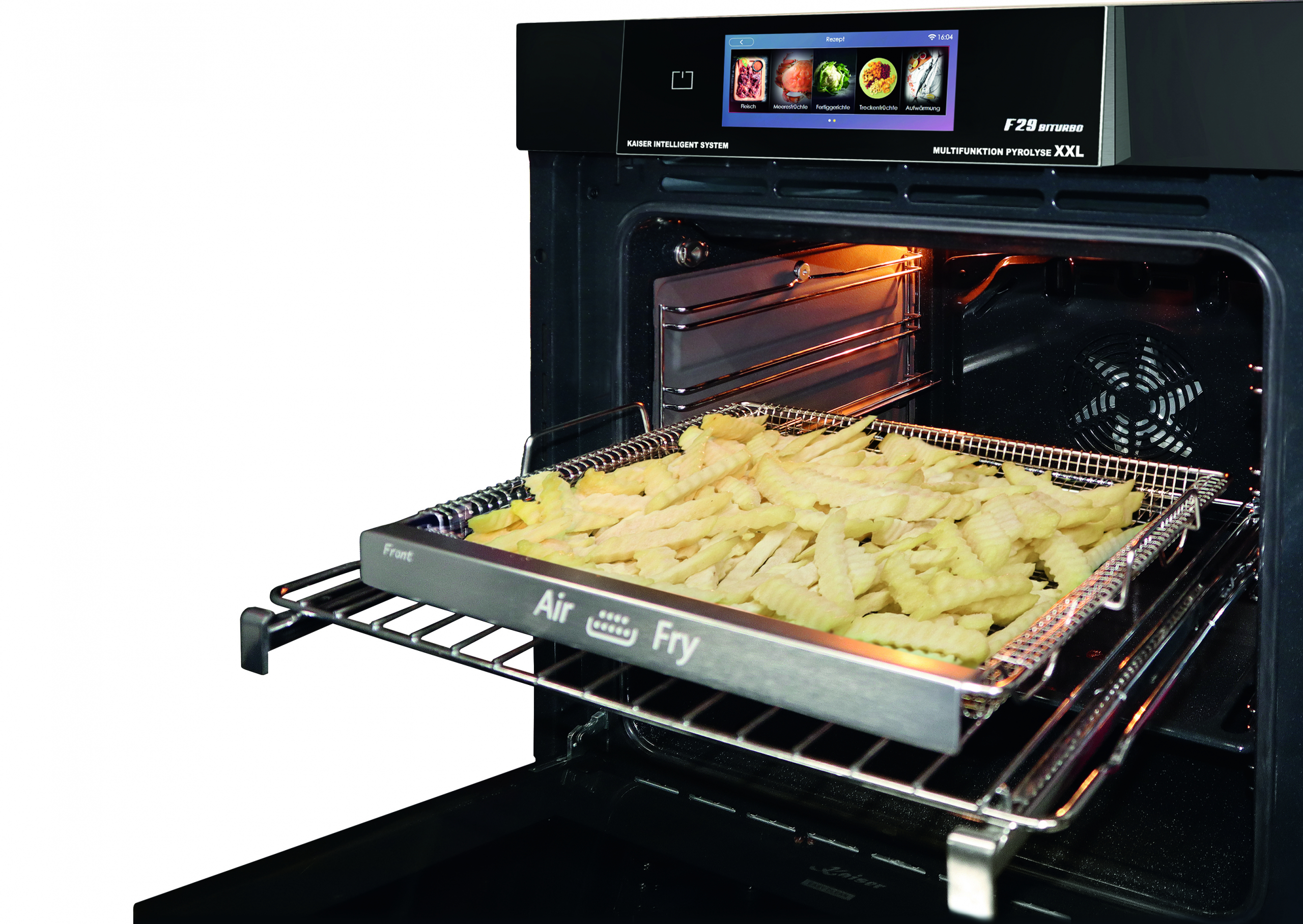 Ein Ofen mit offener Tür. Ein Tablett mit Pommes Frites befindet sich darin. Der Ofen hat ein Display und Airfry.
