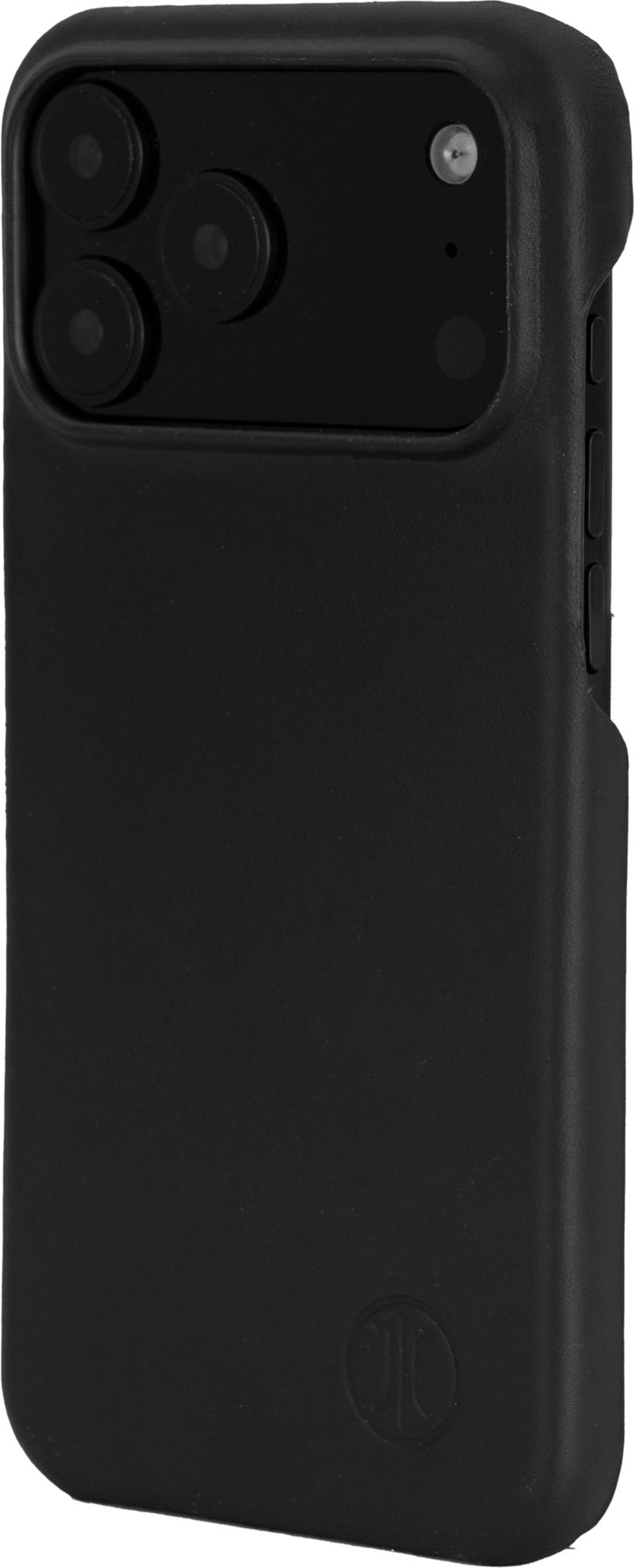 Eine schwarze Handyhülle mit Kameraausbuchtung. Die Hülle hat unten ein Logo. Seitentasten sind sichtbar. Die Hülle ist schlicht.