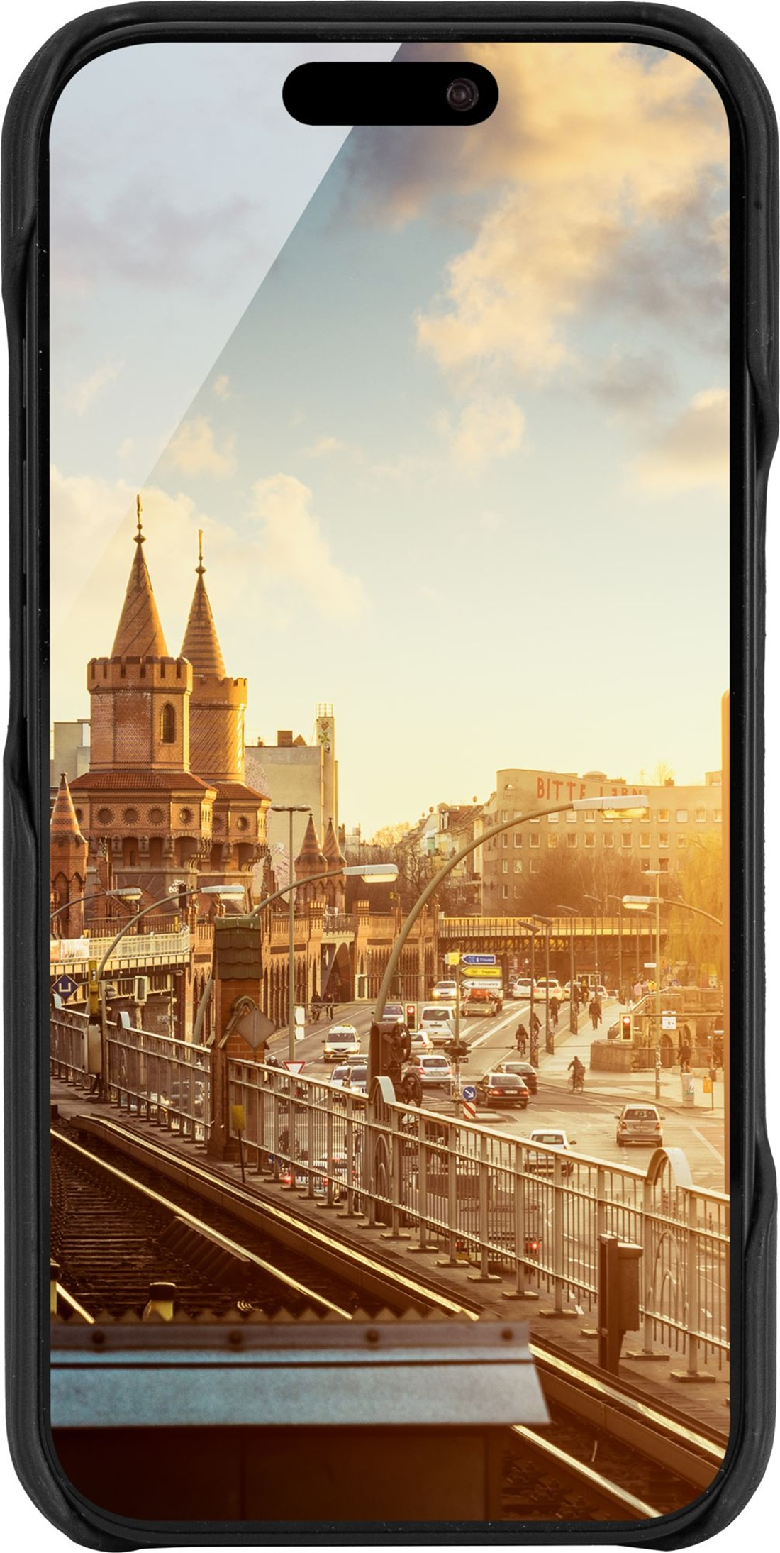 Ein Telefon zeigt eine Stadtansicht mit Brücke, Türmen, Autos und Menschen. Der Himmel ist voller Wolken und einer goldenen Sonne.