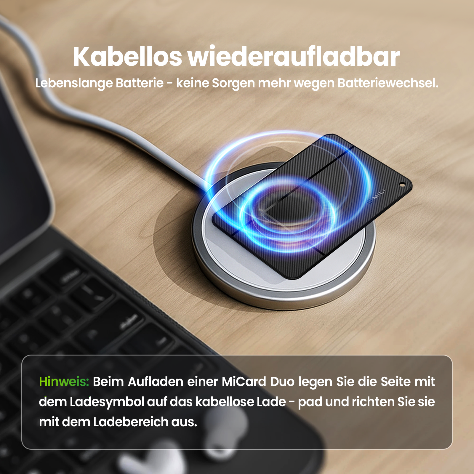 Ein schwarzes Gerät liegt auf einem kabellosen Ladegerät und leuchtet blau. Eine Laptop-Tastatur ist im Vordergrund.