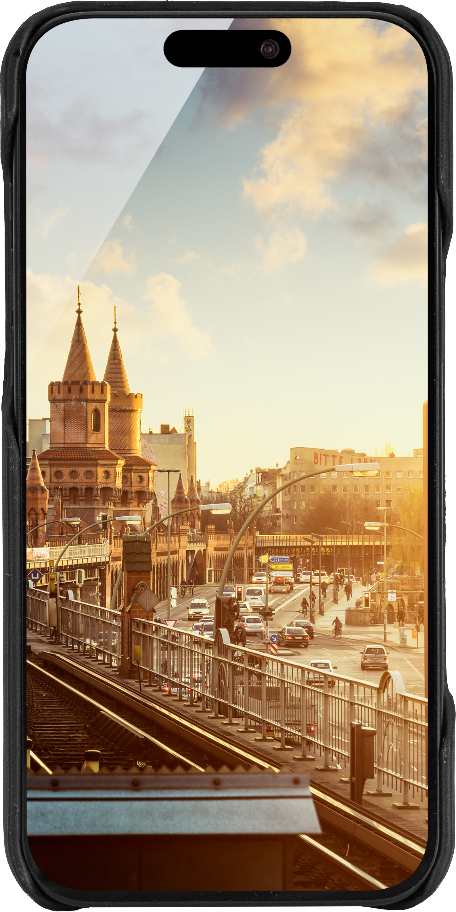 Ein Smartphone zeigt eine Stadtlandschaft mit Brücke, Gebäuden und Fahrzeugen. Der Himmel ist golden mit Sonnenlicht.