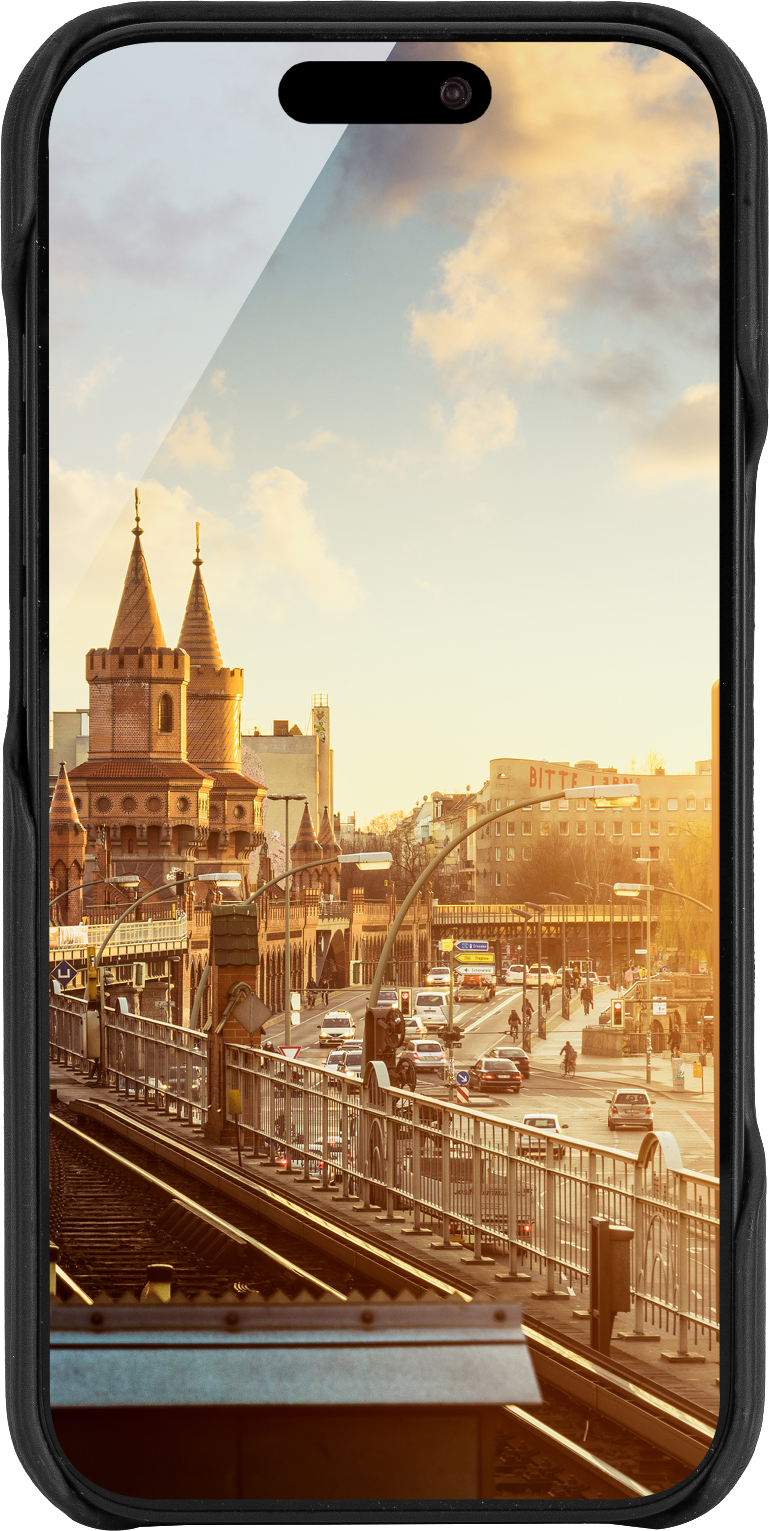 Die Oberbaumbrücke in Berlin mit Verkehr und Gebäuden unter einem Sonnenuntergangshimmel, durch ein Telefonbildschirm betrachtet.