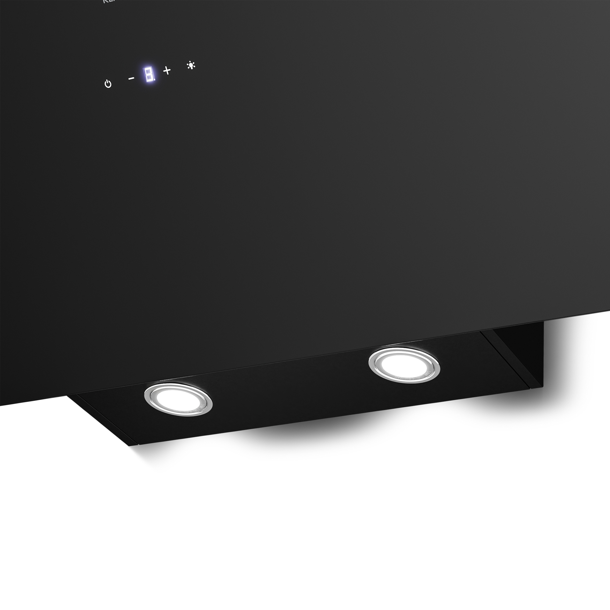 Eine schwarze Dunstabzugshaube mit zwei Lichtern und digitaler Anzeige. Die Anzeige zeigt Zahlen und Symbole. Weißer Hintergrund.