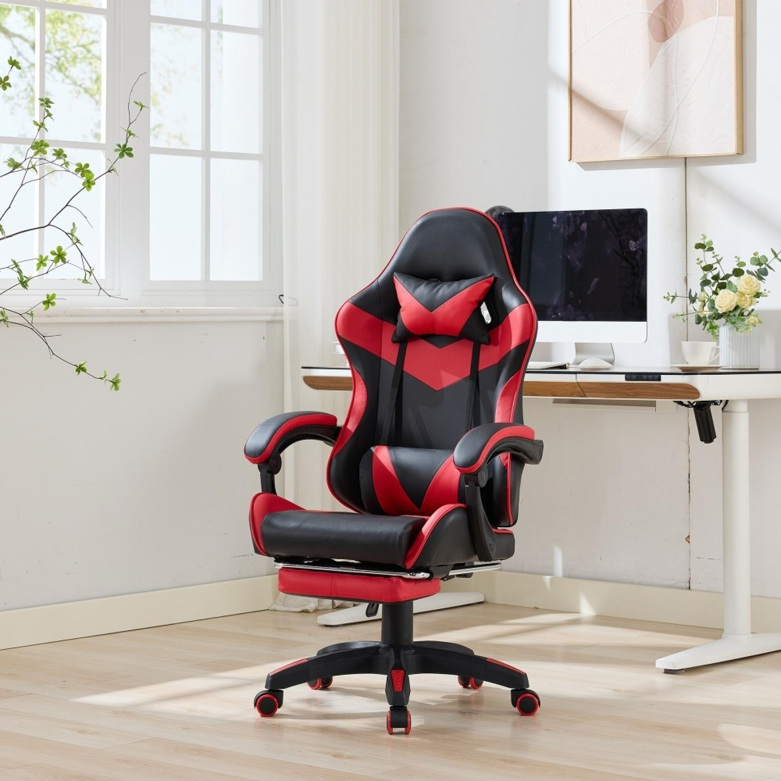 Ein rot-schwarzer Gaming-Stuhl in einem Raum mit Schreibtisch, Computer und Fenster.