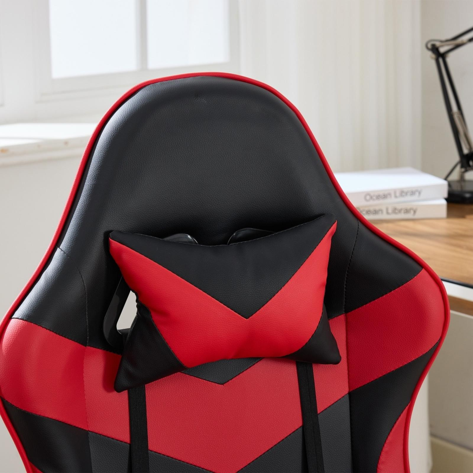 Gaming-Stuhl mit rotem und schwarzem Design. Ein Kissen ist in der Mitte. Im Hintergrund sind ein Schreibtisch und ein Fenster zu sehen.