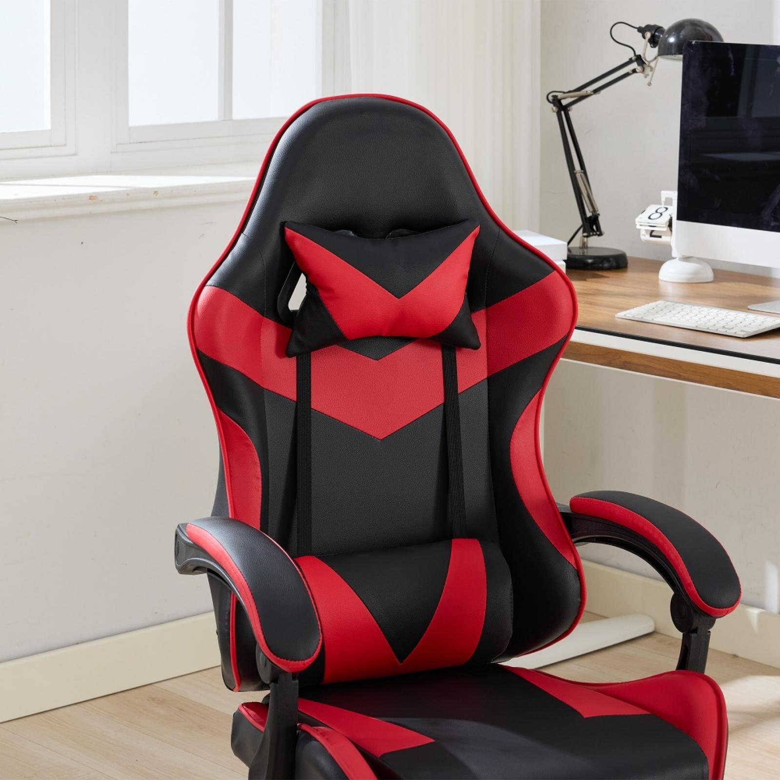 Ein rot-schwarzer Gaming-Stuhl. Im Hintergrund ein Schreibtisch mit Computer und Lampe.