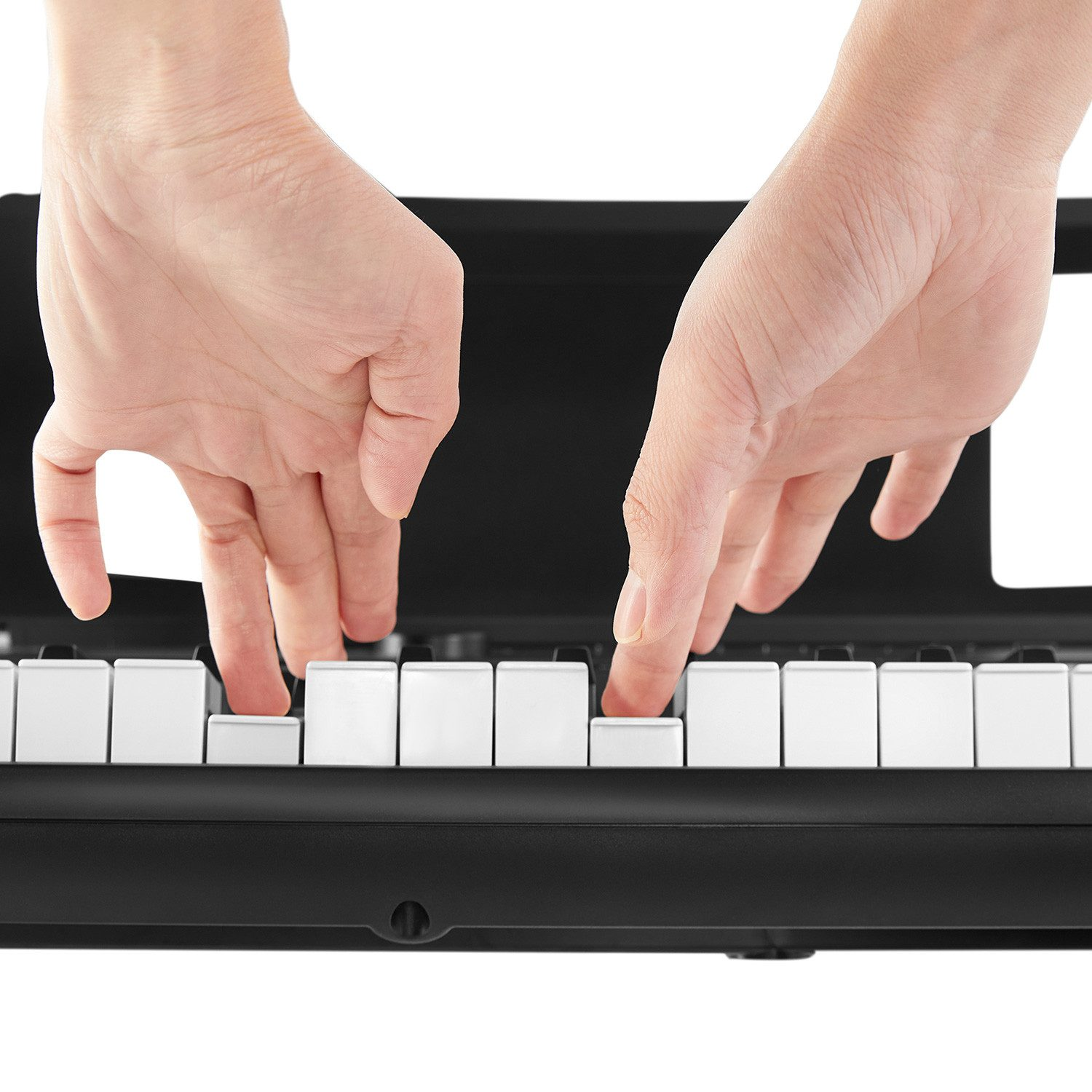 Hände spielen Keyboard. Finger drücken weiße Tasten auf einem schwarzen Klavier. Hände im Vordergrund, Klavier im Hintergrund.