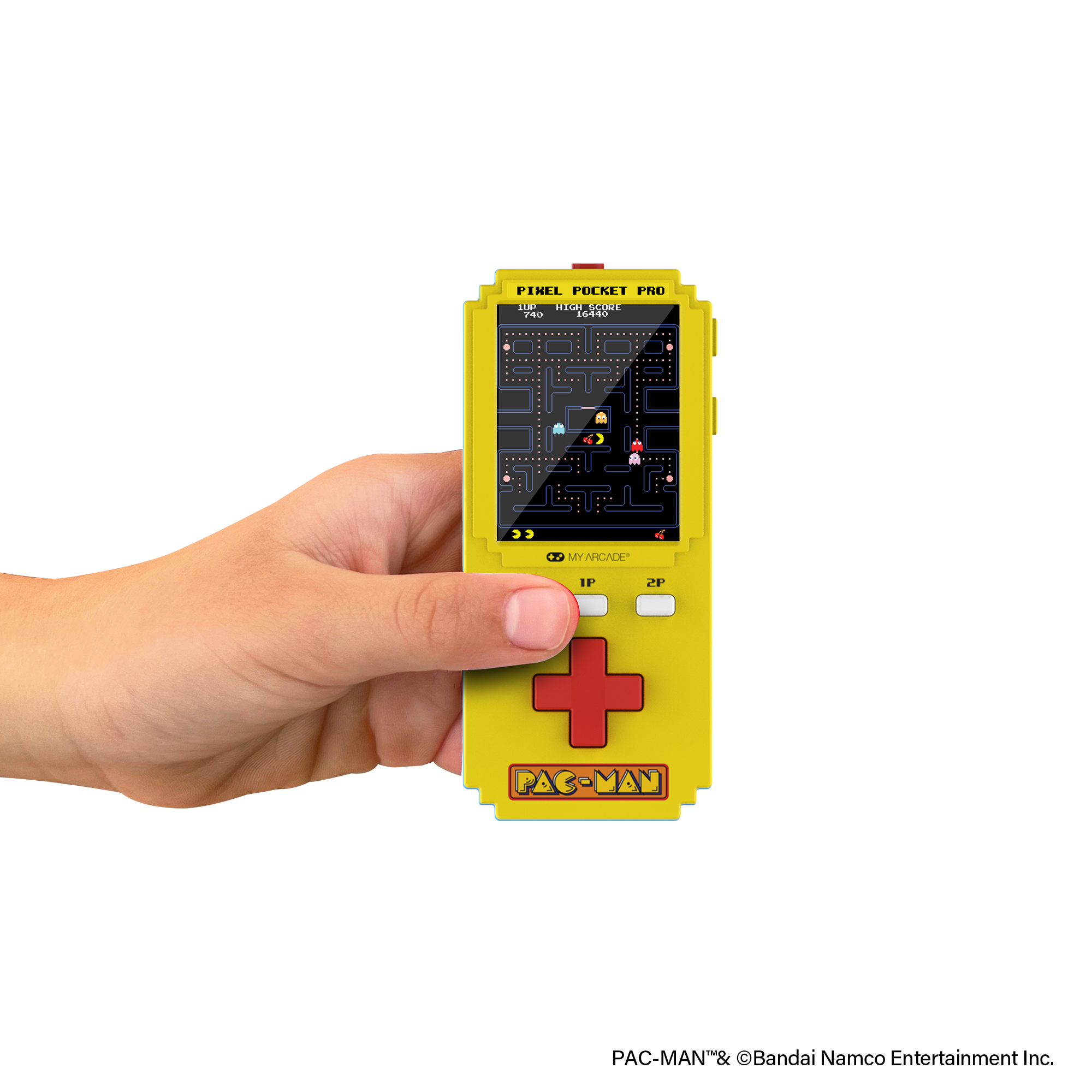 Una mano tiene in mano una console portatile Pac-Man gialla. Lo schermo mostra il gioco.