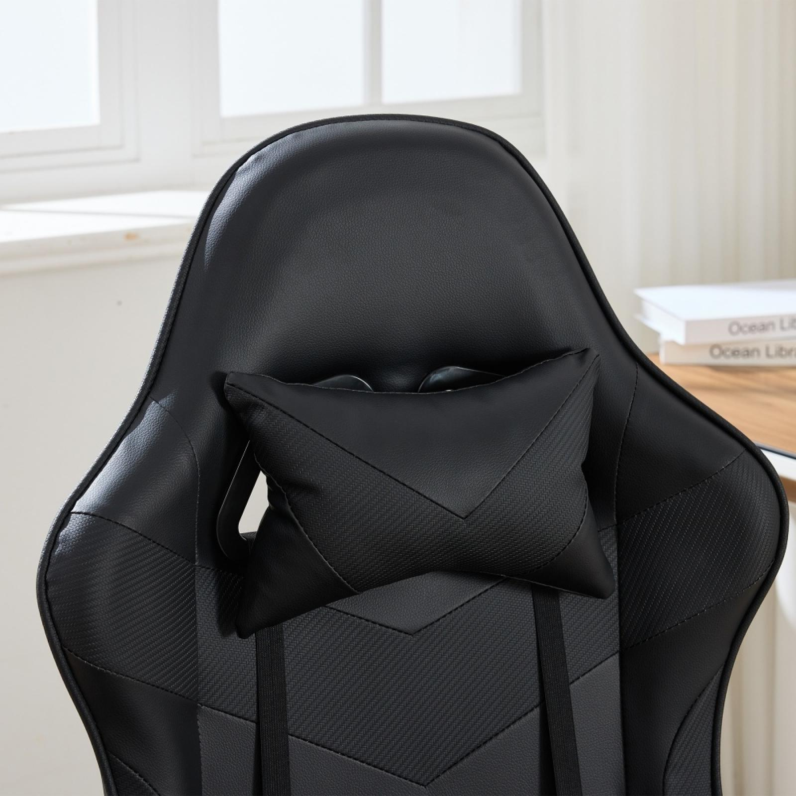 Schwarzer Gaming-Stuhl mit Kopfstützenkissen. Sichtbar sind Fenster, Bücher und eine Holzoberfläche im Hintergrund.