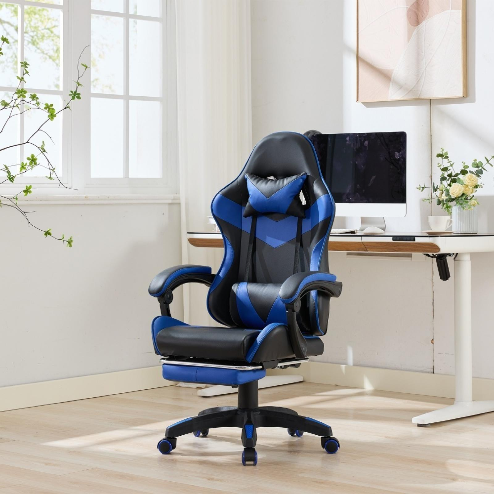 Ein blau-schwarzer Gaming-Stuhl in einem hellen Raum. Ein Computer und Blumen stehen auf einem Schreibtisch.