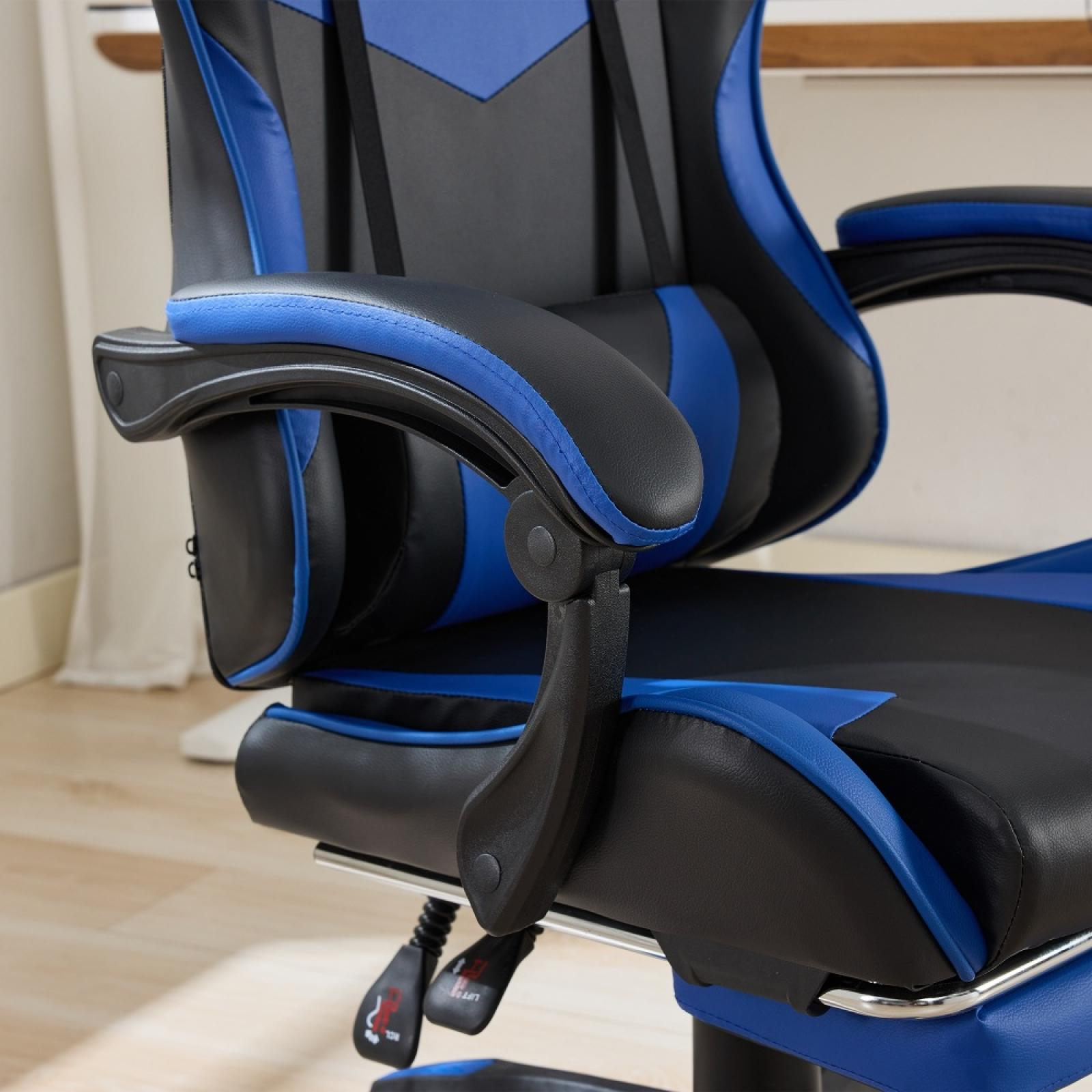 Gaming-Stuhl mit blauem und schwarzem Leder, Armlehnen und Chrombasis. Im Hintergrund sieht man eine Holzoberfläche und einen weißen Vorhang.