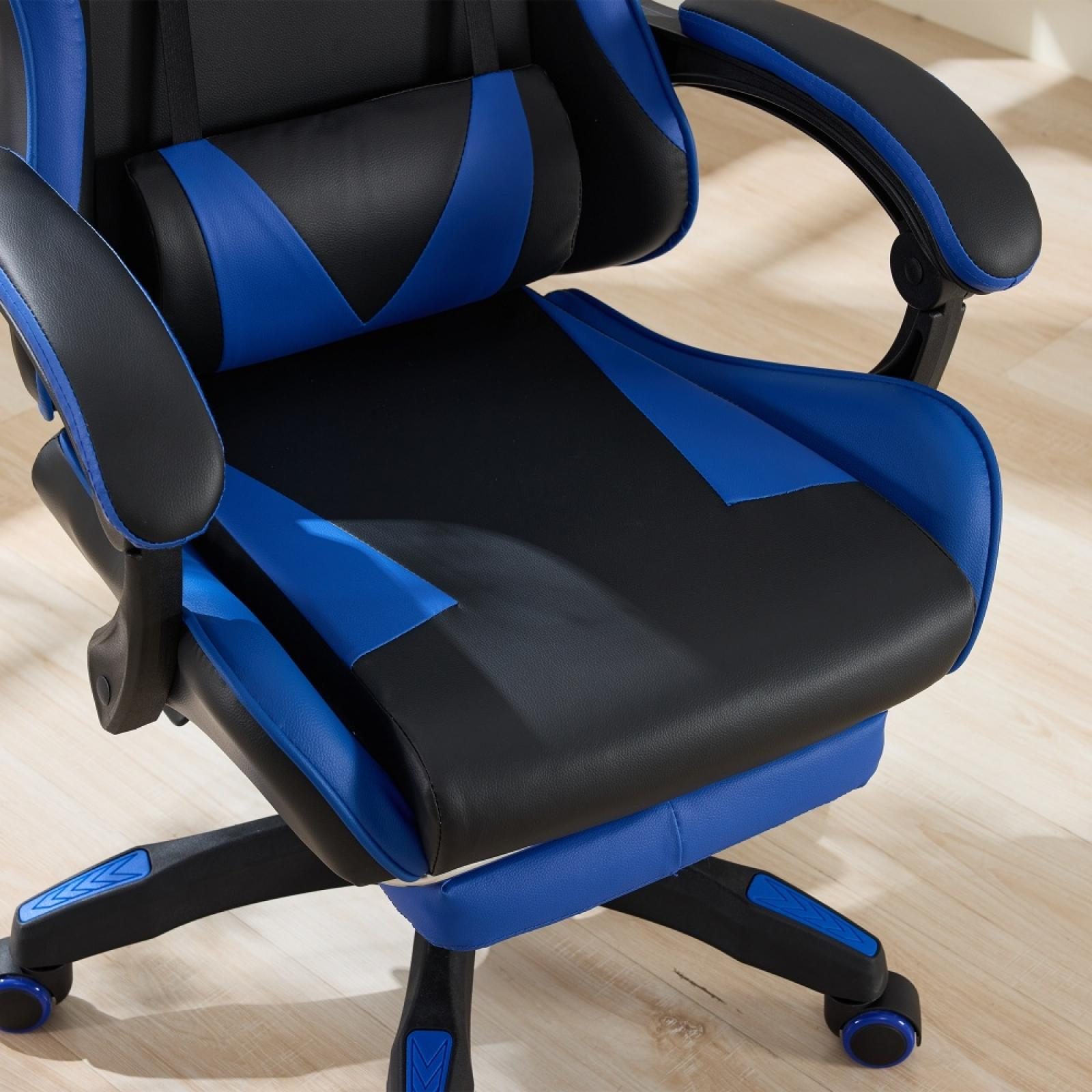Gaming-Stuhl in Schwarz und Blau. Der Stuhl hat eine Kopfstütze, Armlehnen und einen Sitz. Holzboden im Hintergrund.