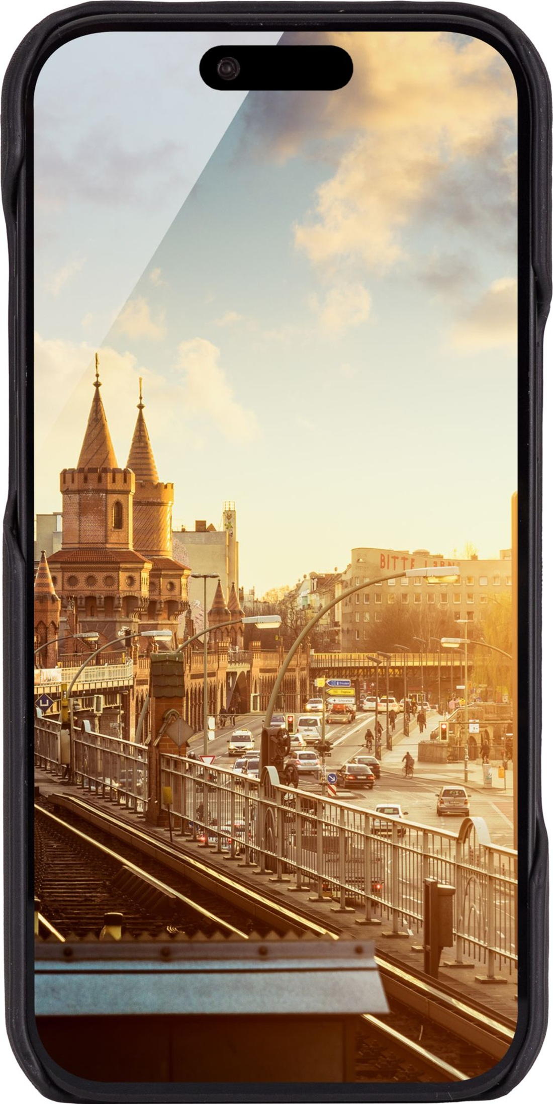 Oberbaumbrücke in Berlin, Deutschland. Autos, Menschen und Gebäude sind sichtbar. Der Himmel ist orange.
