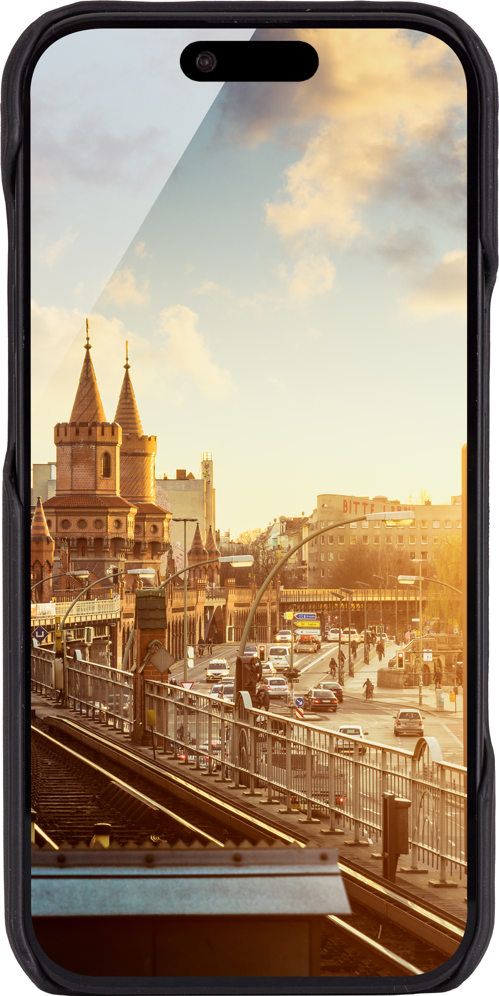 Ein Telefon zeigt die Oberbaumbrücke in Berlin. Autos fahren auf der Straße. Der Himmel ist klar.
