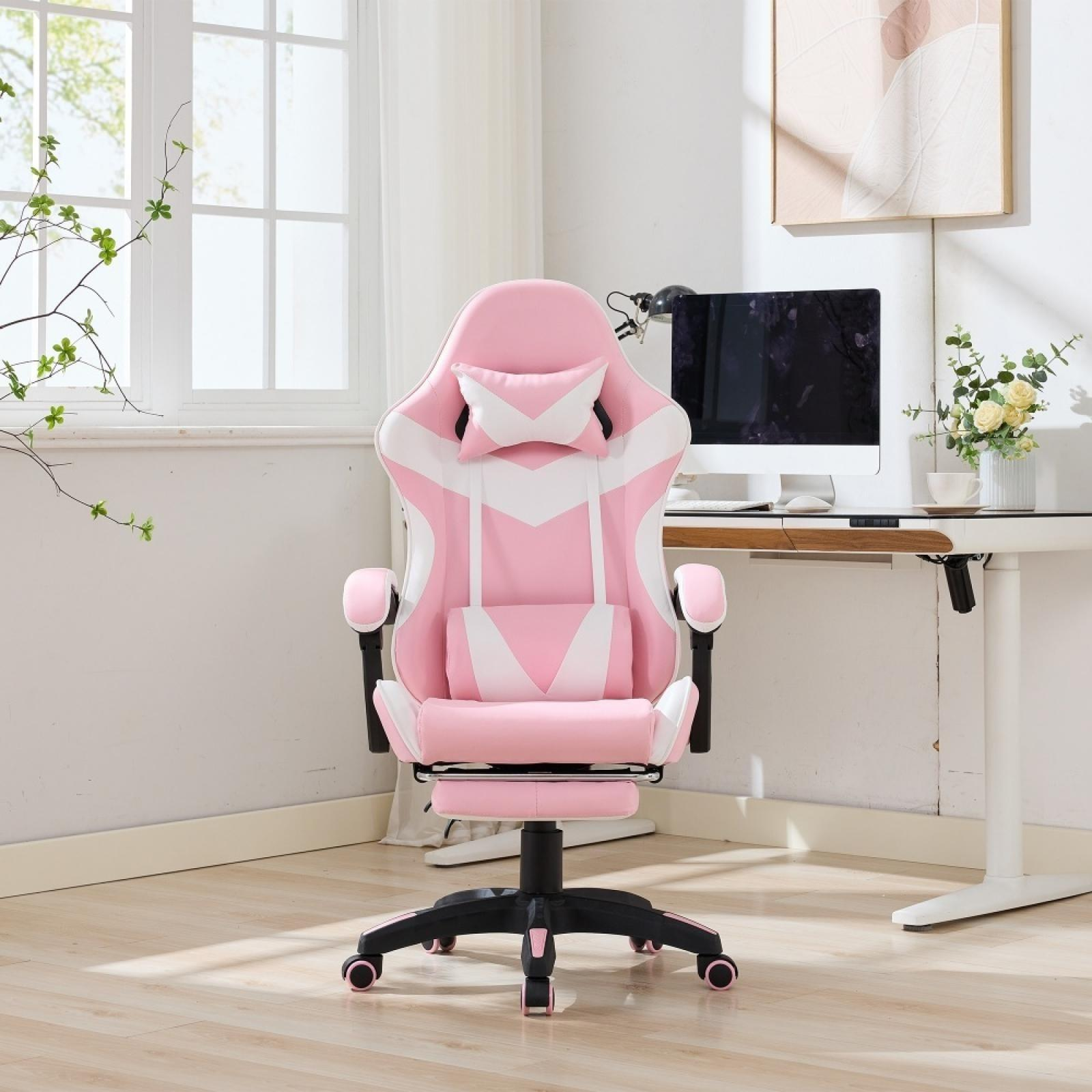 Rosa-weißer Gaming-Stuhl in einem Raum mit Schreibtisch, Computer und Fenster. Blumen und Kunst sind ebenfalls vorhanden.
